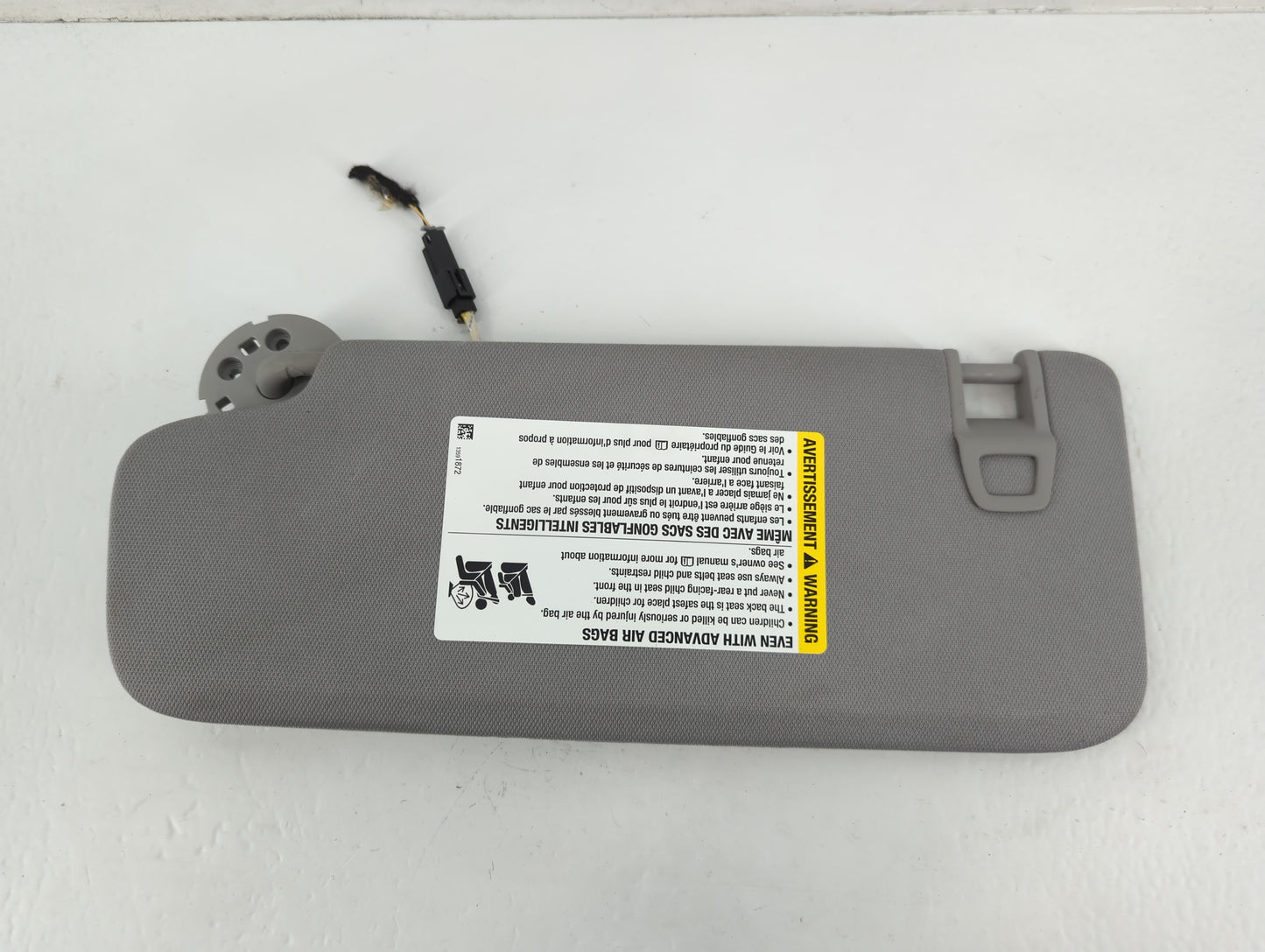 2018-2019 Chevrolet Equinox Sun Visor Shade Replacement Passenger Right Mirror Fits Fits 2018 2019 OEM Used Auto Parts - Oem