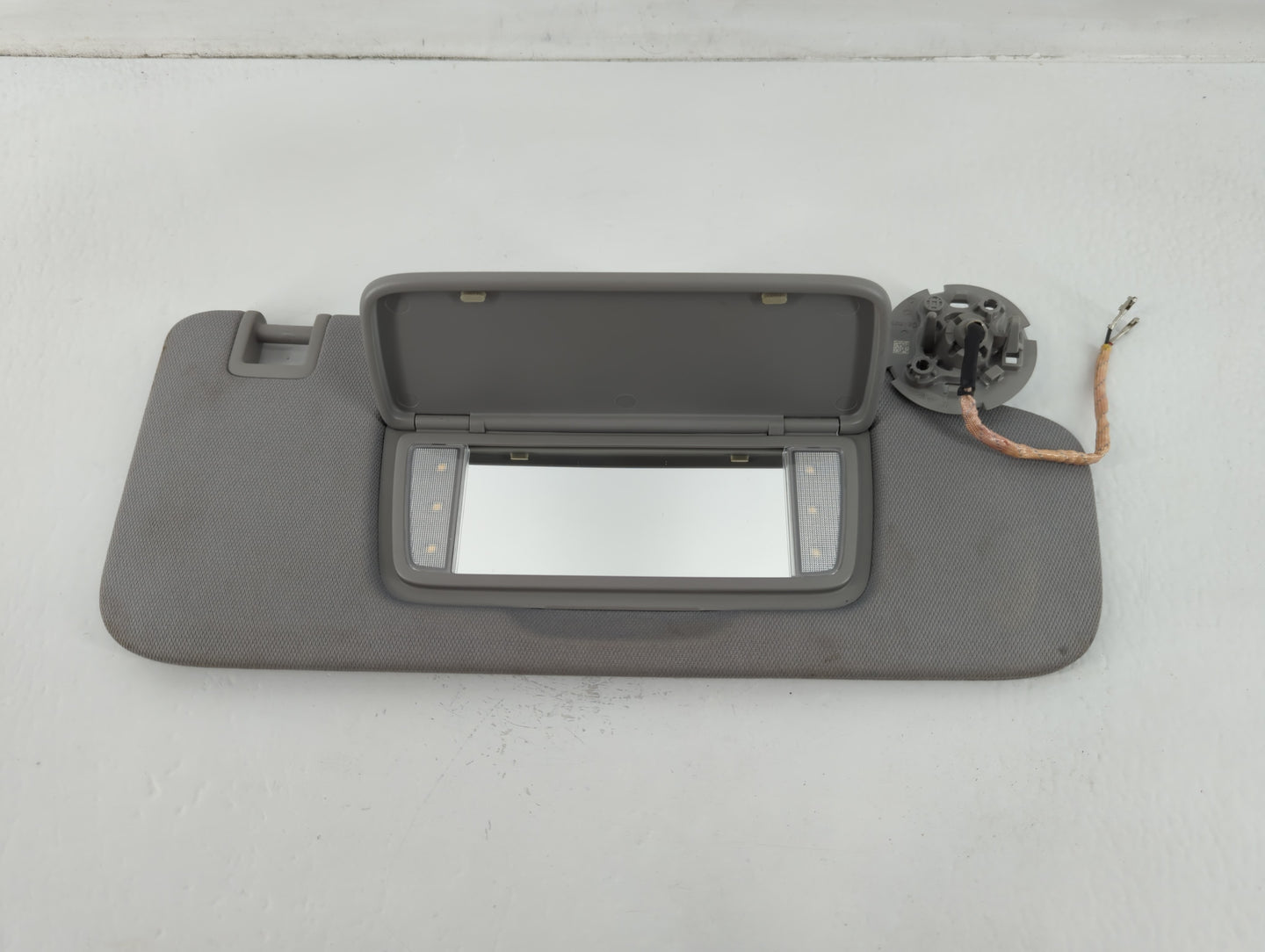 2018-2019 Chevrolet Equinox Sun Visor Shade Replacement Passenger Right Mirror Fits Fits 2018 2019 OEM Used Auto Parts - Oem