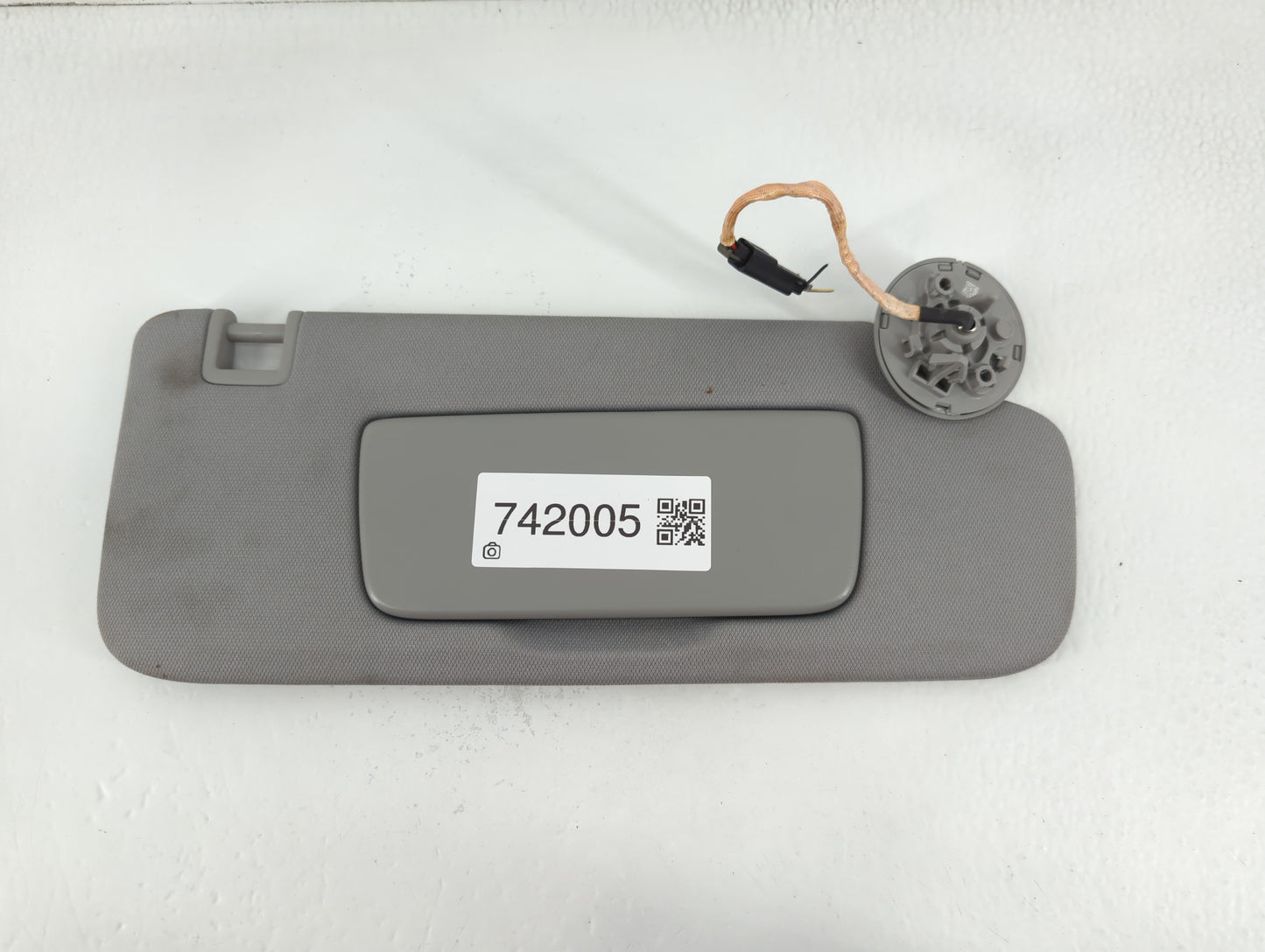 2018-2019 Chevrolet Equinox Sun Visor Shade Replacement Passenger Right Mirror Fits Fits 2018 2019 OEM Used Auto Parts - Oem