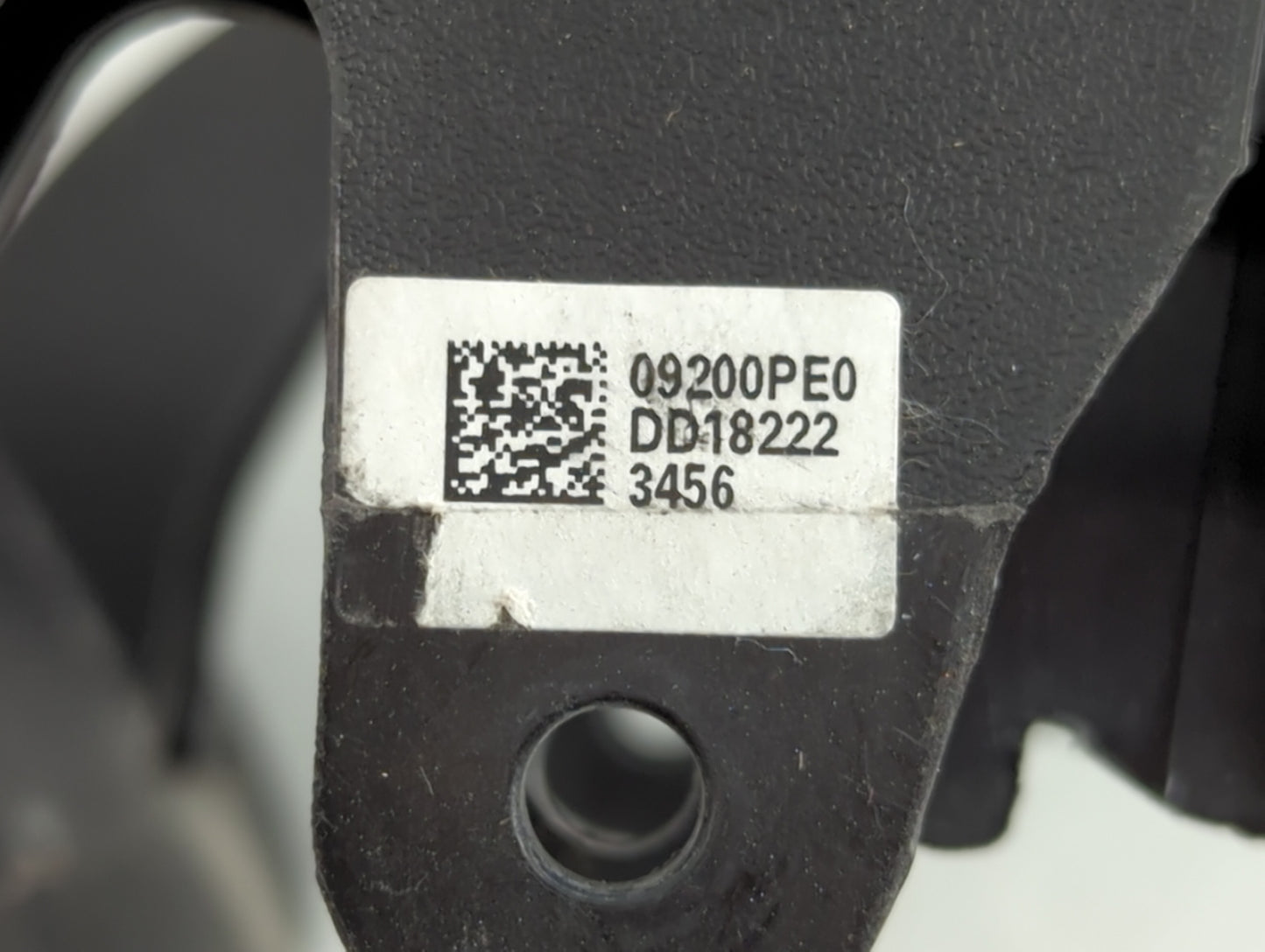 2019 Chevrolet Equinox Center Console Armrest Cover Lid P/N:DD18222 09200PE0 Fits OEM Used Auto Parts - Oemusedautoparts1.co