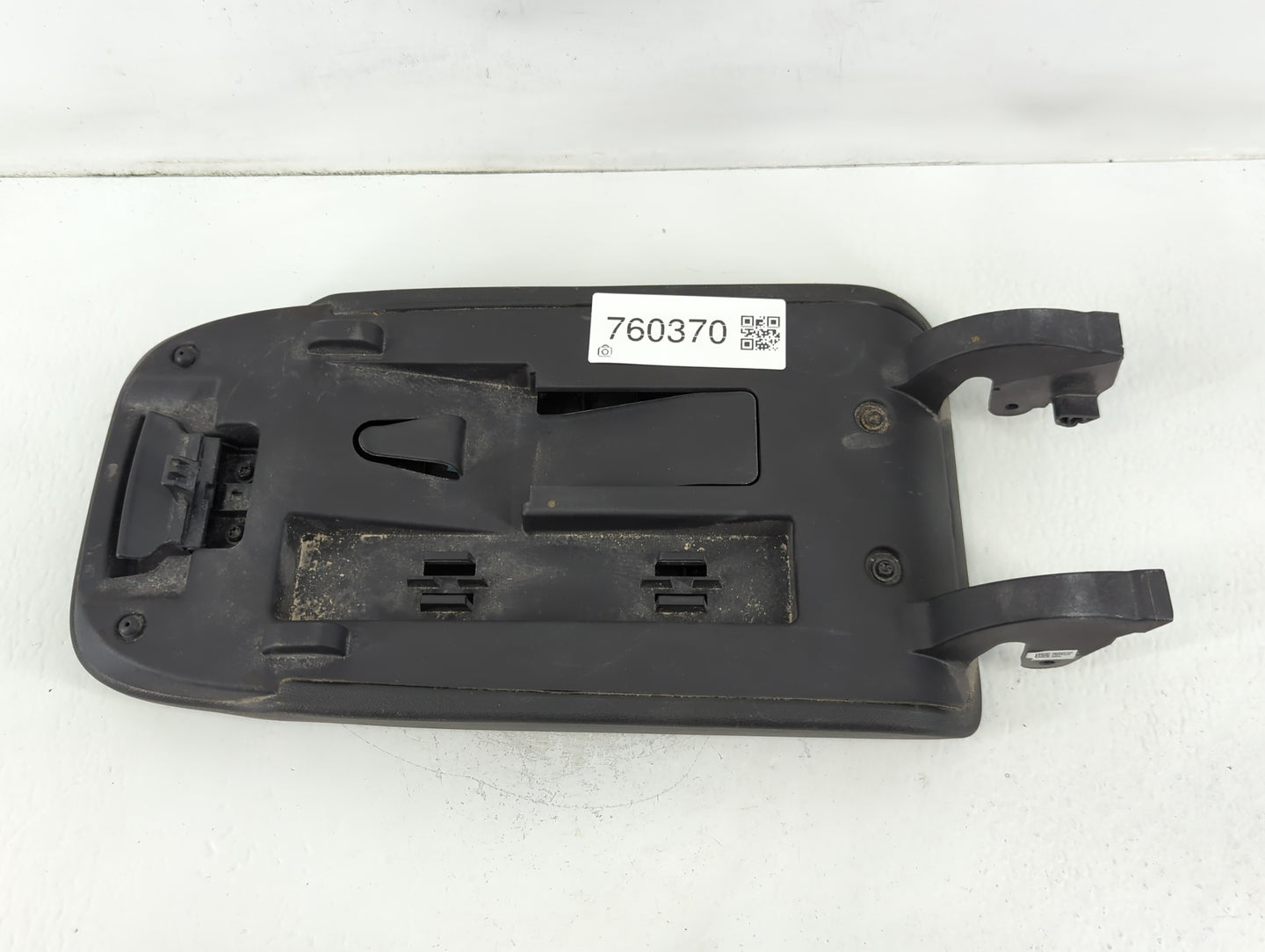 2019 Chevrolet Equinox Center Console Armrest Cover Lid P/N:DD18222 09200PE0 Fits OEM Used Auto Parts - Oemusedautoparts1.co