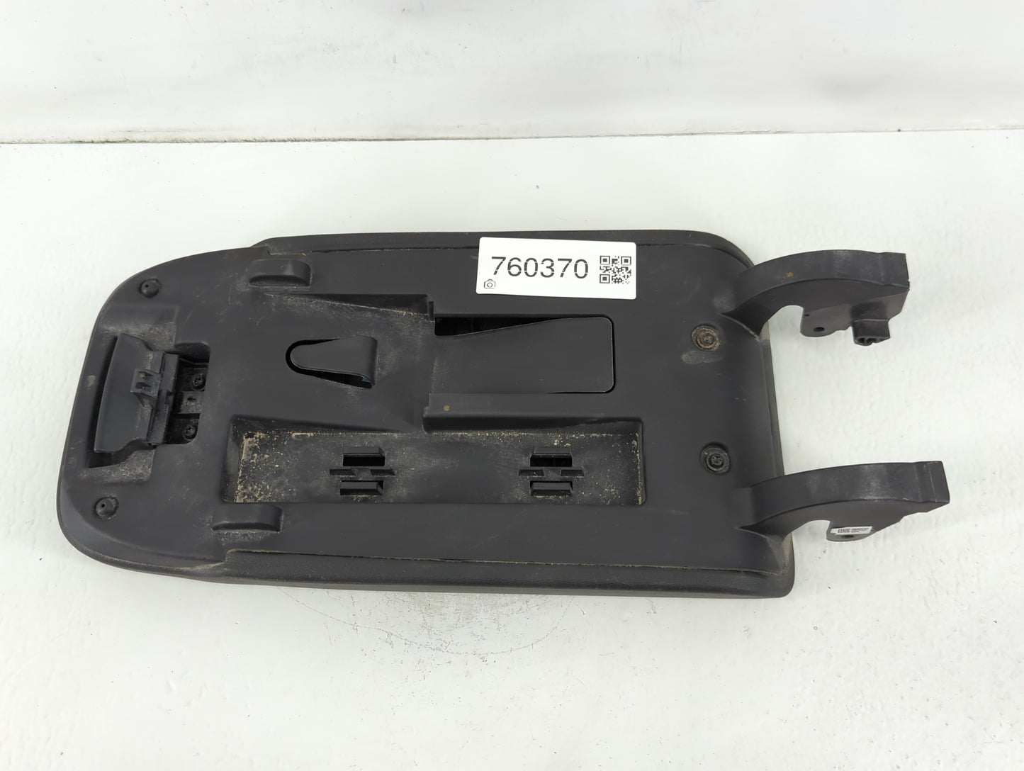 2019 Chevrolet Equinox Center Console Armrest Cover Lid P/N:DD18222 09200PE0 Fits OEM Used Auto Parts - Oemusedautoparts1.co