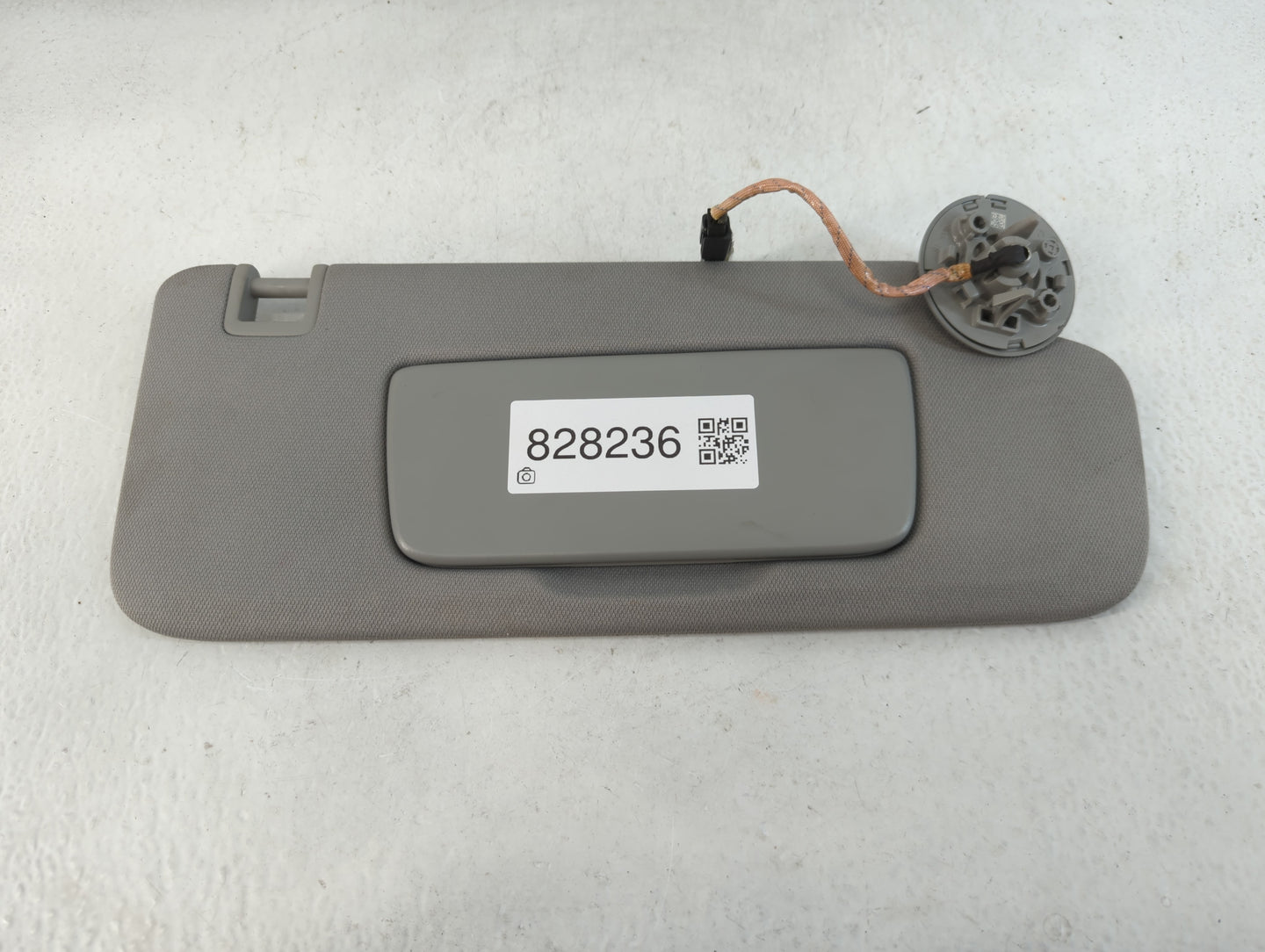 2018-2019 Chevrolet Equinox Sun Visor Shade Replacement Passenger Right Mirror Fits Fits 2018 2019 OEM Used Auto Parts - Oem