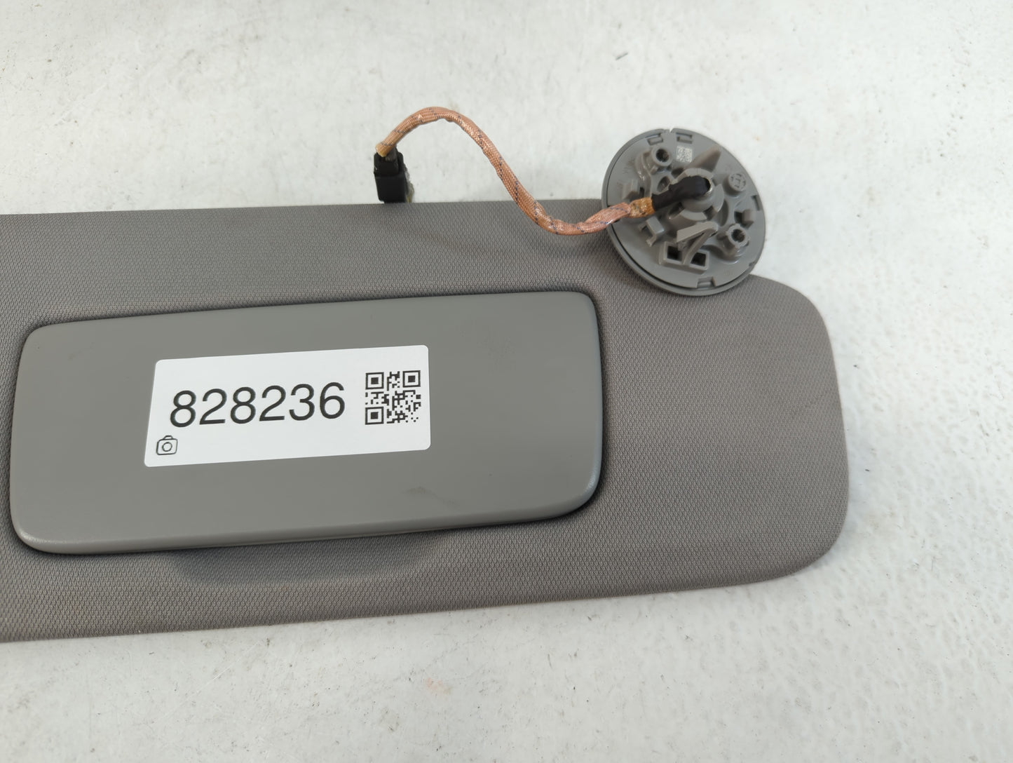 2018-2019 Chevrolet Equinox Sun Visor Shade Replacement Passenger Right Mirror Fits Fits 2018 2019 OEM Used Auto Parts - Oem