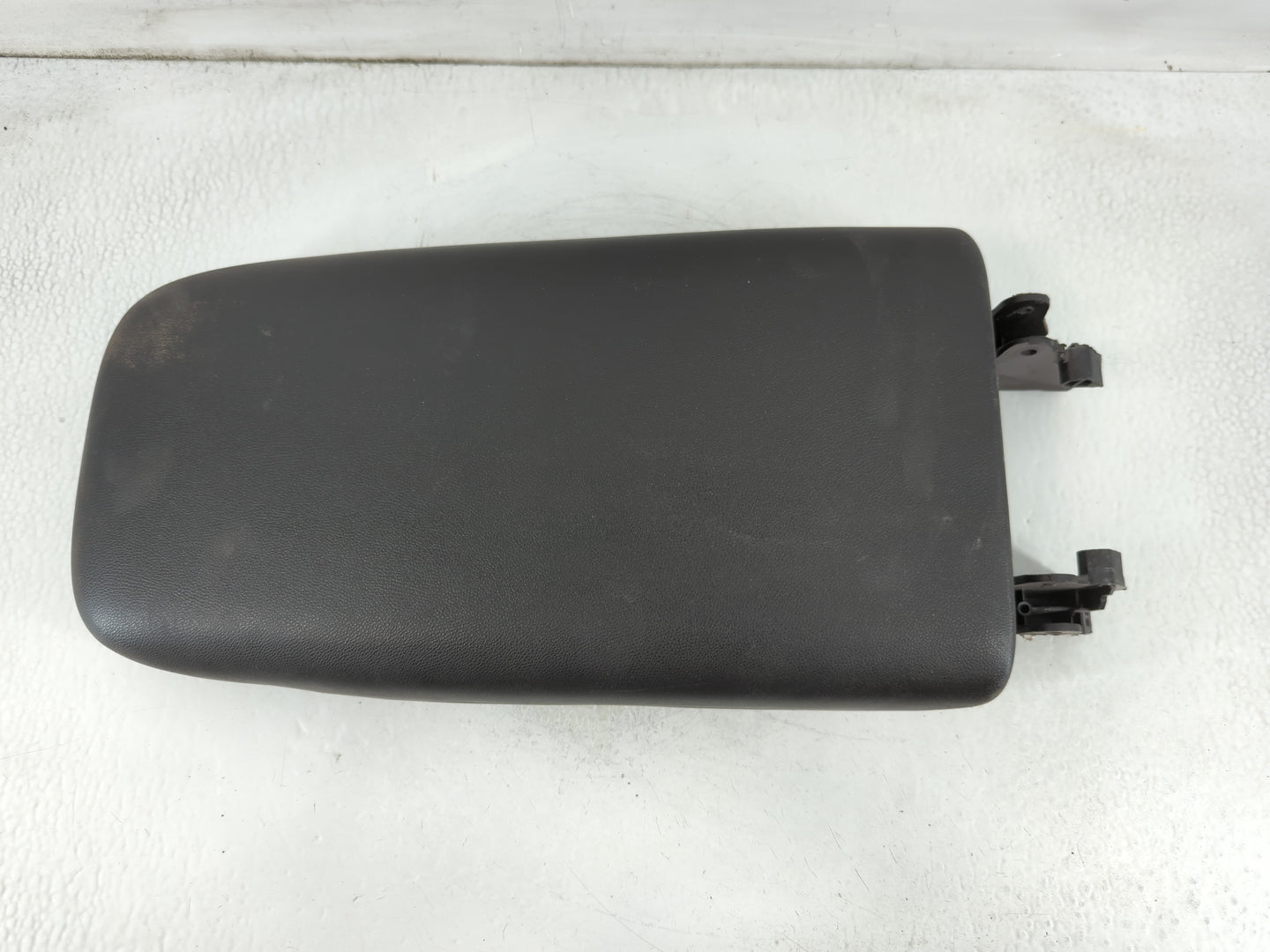 2018-2022 Chevrolet Equinox Center Console Armrest Cover Lid P/N:DA1913 09200PE0 Fits Fits 2018 2019 2020 2021 2022 OEM Used