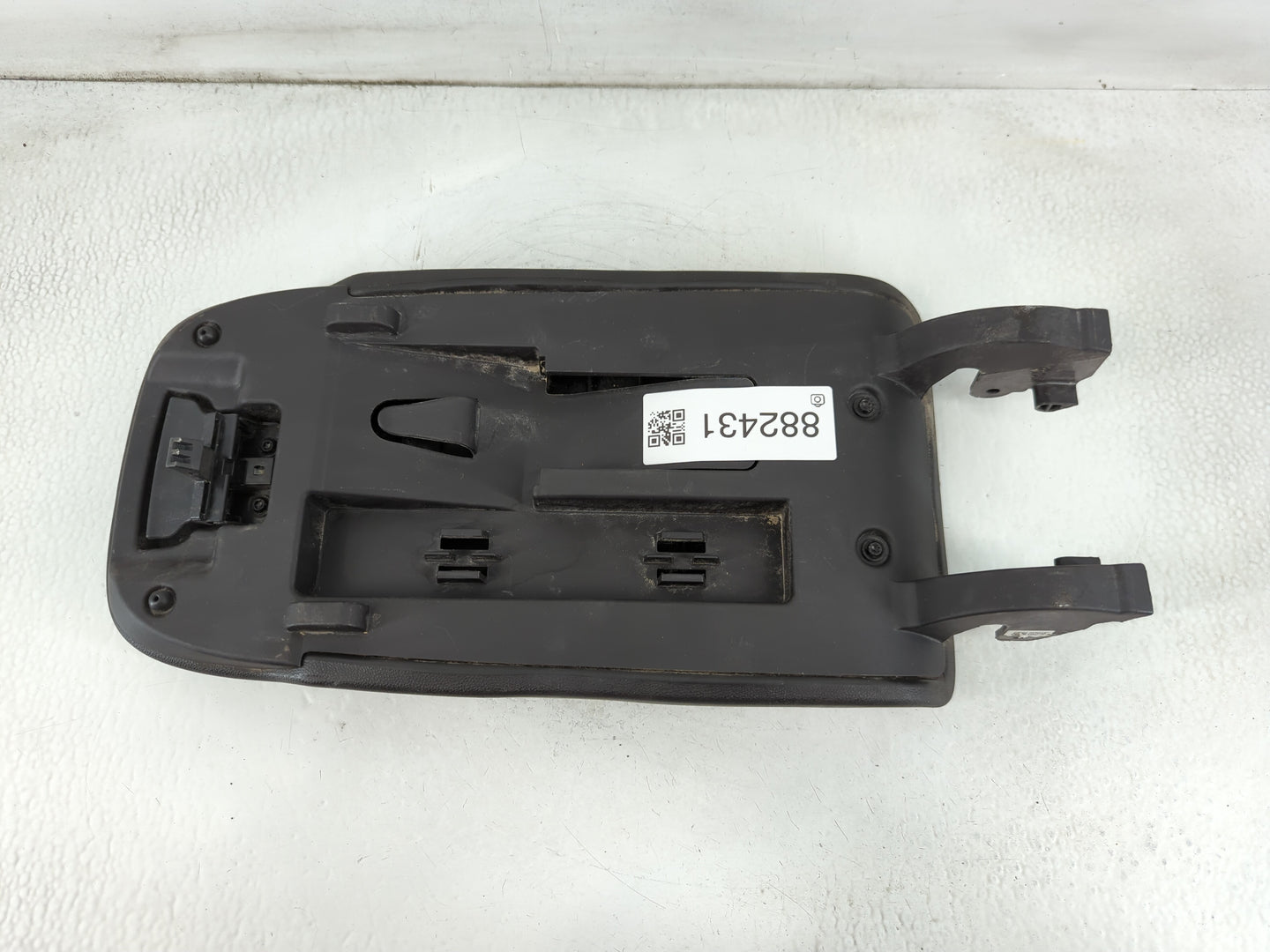 2018-2022 Chevrolet Equinox Center Console Armrest Cover Lid P/N:DA1913 09200PE0 Fits Fits 2018 2019 2020 2021 2022 OEM Used