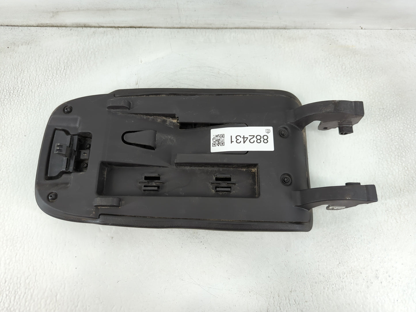 2018-2022 Chevrolet Equinox Center Console Armrest Cover Lid P/N:DA1913 09200PE0 Fits Fits 2018 2019 2020 2021 2022 OEM Used