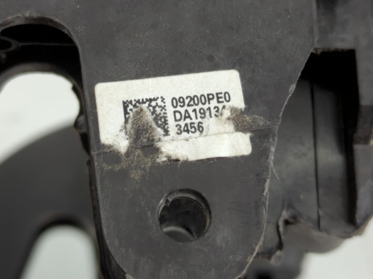 2018-2022 Chevrolet Equinox Center Console Armrest Cover Lid P/N:DA1913 09200PE0 Fits Fits 2018 2019 2020 2021 2022 OEM Used