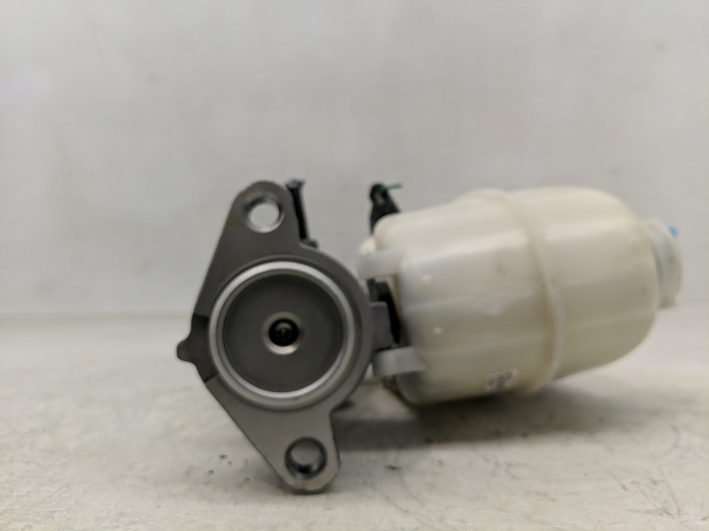 2019-2021 Chevrolet Express 2500 Brake Master Cylinder - Oemusedautoparts1.com