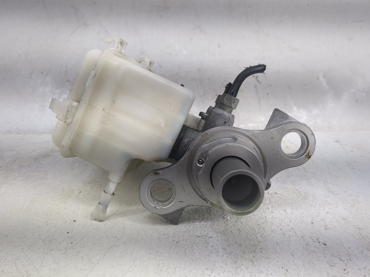 2014-2020 Chevrolet Impala Brake Master Cylinder 1497886 - Oemusedautoparts1.com