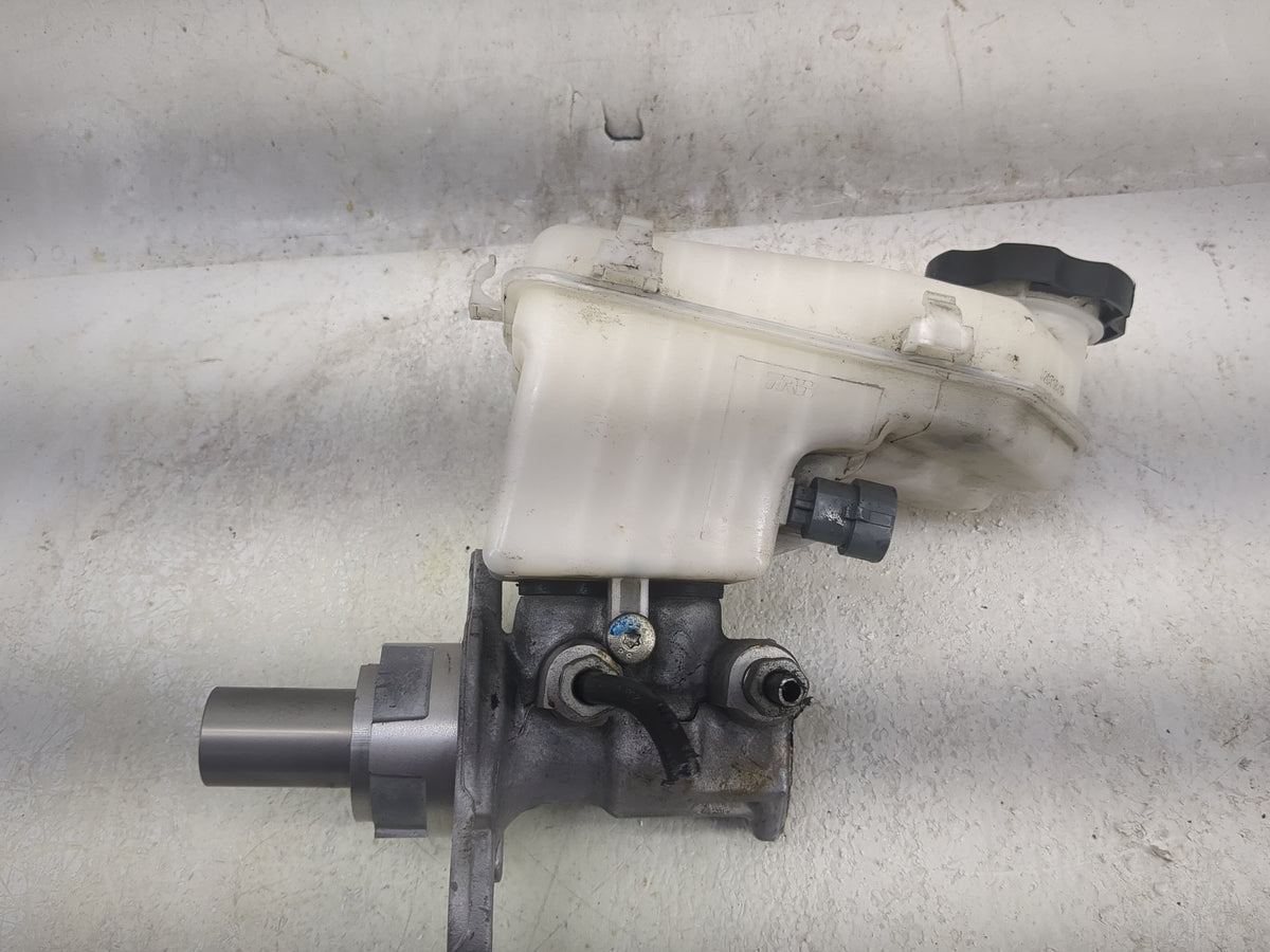 2014-2020 Chevrolet Impala Brake Master Cylinder 1497886 - Oemusedautoparts1.com