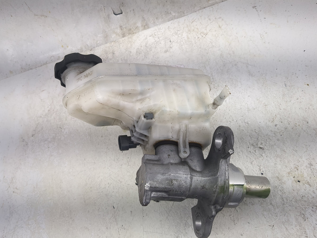 2014-2020 Chevrolet Impala Brake Master Cylinder 1497886 - Oemusedautoparts1.com