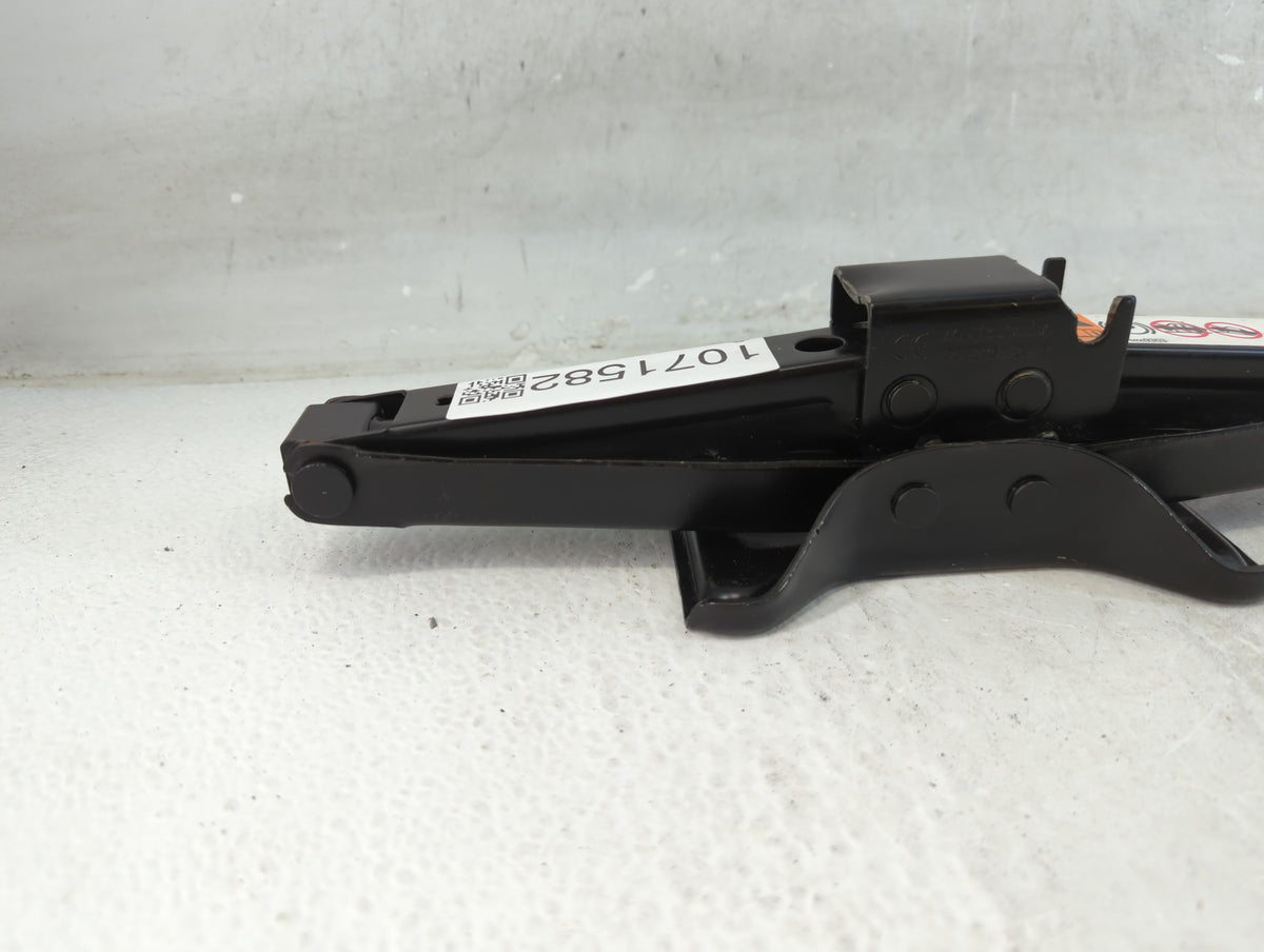 2019 Chevrolet Malibu Spare Scissor Car Jack 1071582 - Oemusedautoparts1.com