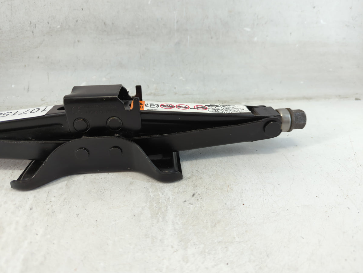 2019 Chevrolet Malibu Spare Scissor Car Jack 1071582 - Oemusedautoparts1.com