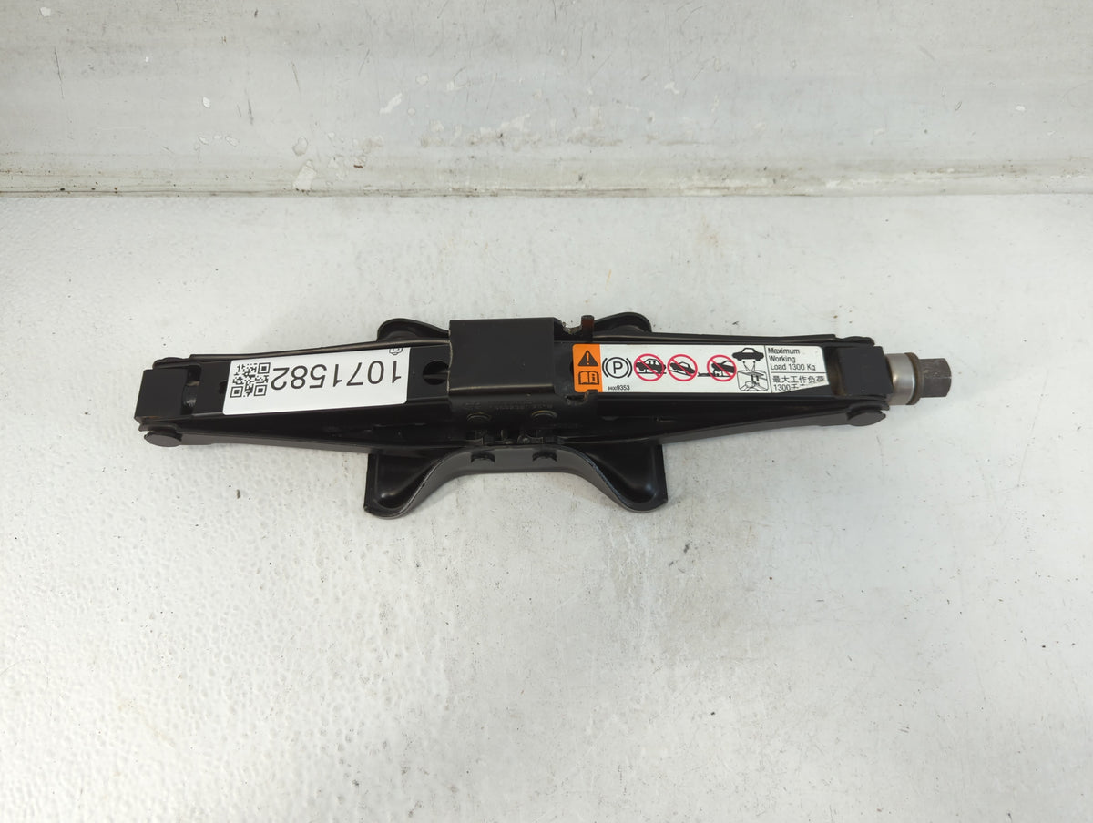 2019 Chevrolet Malibu Spare Scissor Car Jack 1071582 - Oemusedautoparts1.com