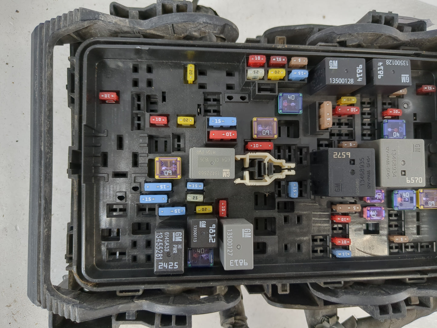 2019 Chevrolet Malibu Fusebox Fuse Box Panel Relay Module P/N:845333822LS GM9814, GM13500128 Fits OEM Used Auto Parts - Oemu