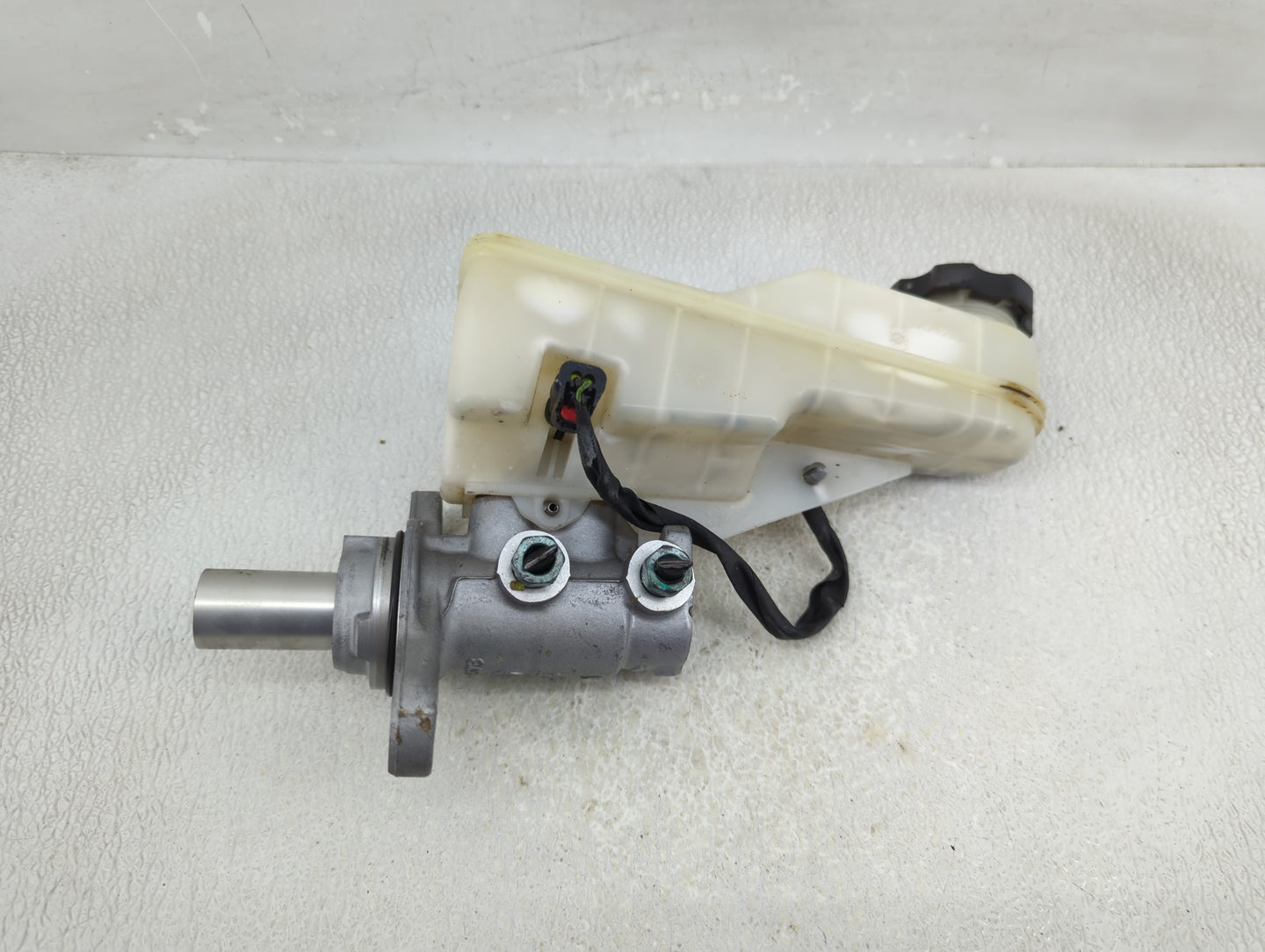 2016-2021 Chevrolet Malibu Brake Master Cylinder 1311505 - Oemusedautoparts1.com