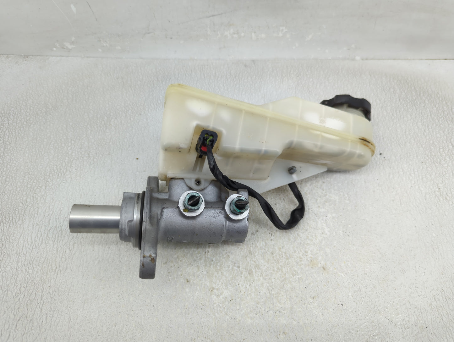 2016-2021 Chevrolet Malibu Brake Master Cylinder 1311505 - Oemusedautoparts1.com