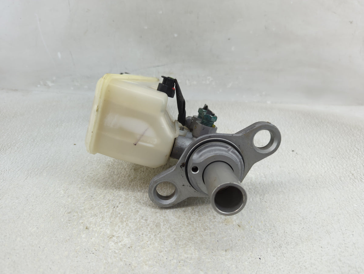 2016-2021 Chevrolet Malibu Brake Master Cylinder 1311505 - Oemusedautoparts1.com