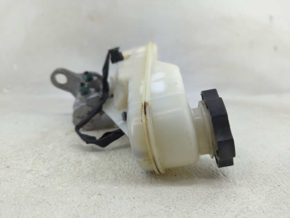 2016-2021 Chevrolet Malibu Brake Master Cylinder 1311505 - Oemusedautoparts1.com