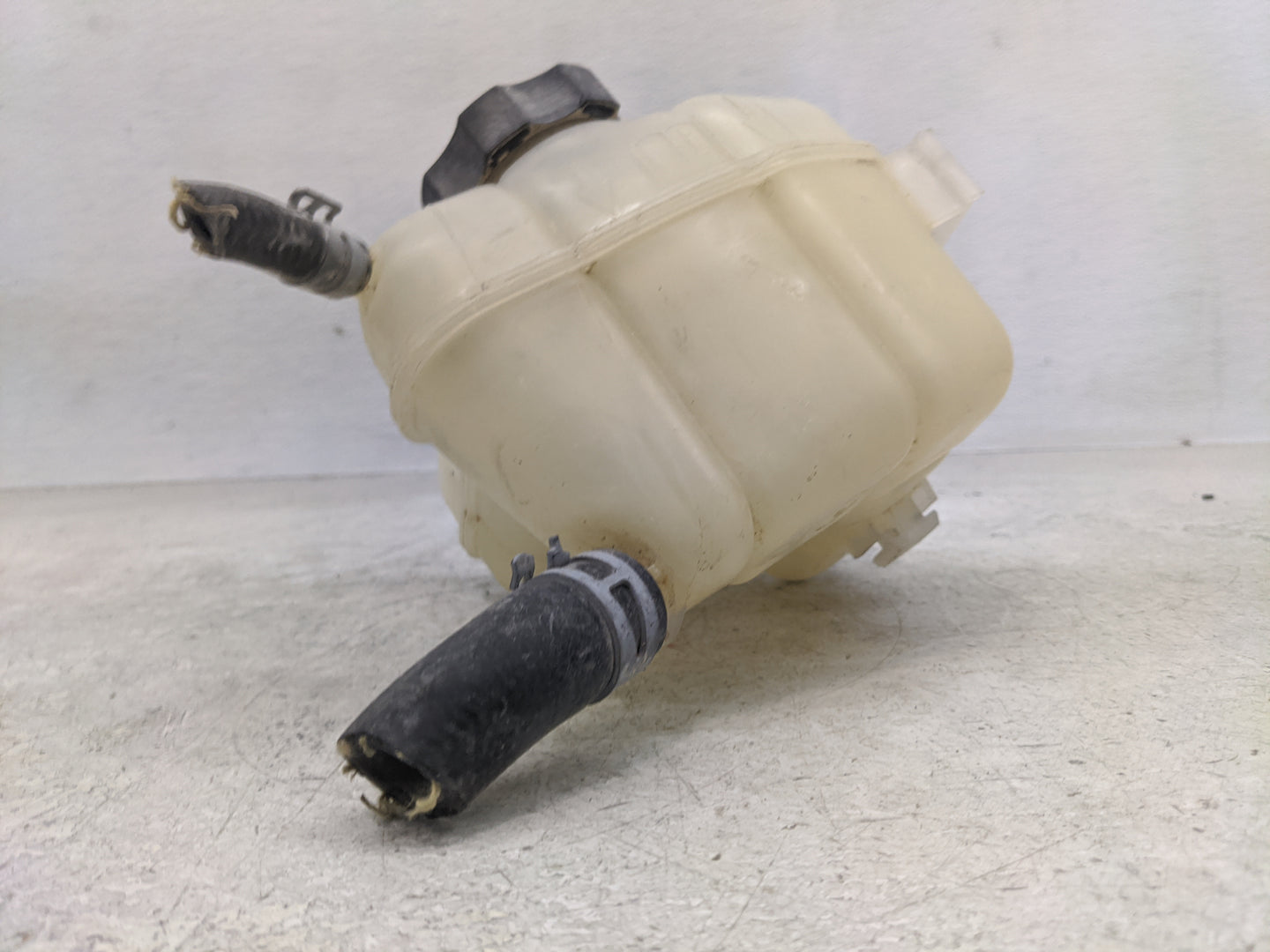 2013 Chevrolet Malibu Radiator Coolant Overflow Expansion Tank Bottle 1366020 - Oemusedautoparts1.com