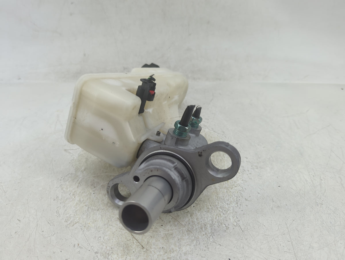 2016-2021 Chevrolet Malibu Brake Master Cylinder 1383246 - Oemusedautoparts1.com