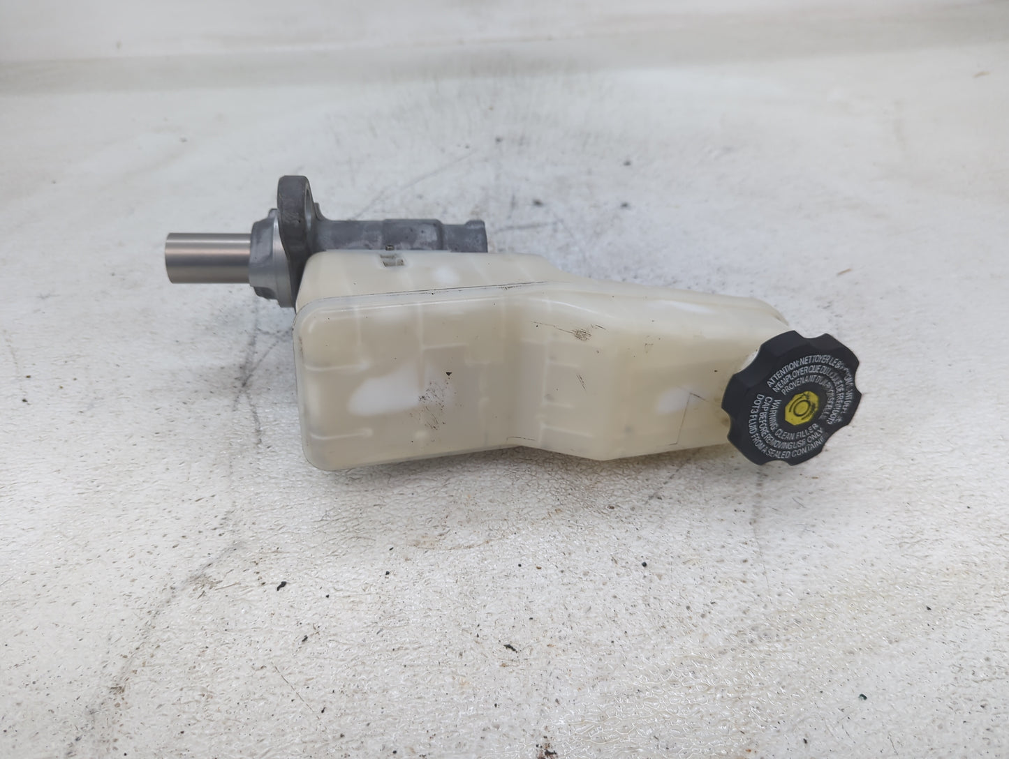 2016-2021 Chevrolet Malibu Brake Master Cylinder 1423304 - Oemusedautoparts1.com