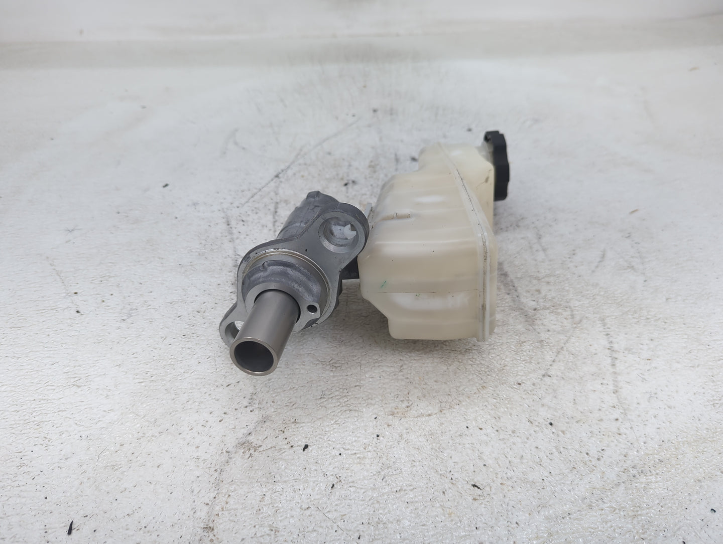 2016-2021 Chevrolet Malibu Brake Master Cylinder 1423304 - Oemusedautoparts1.com