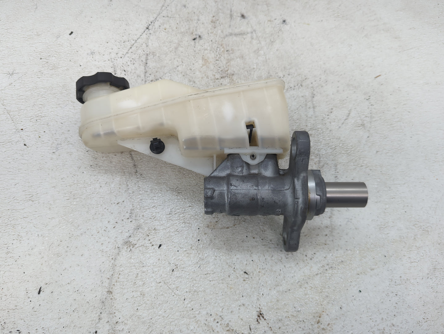 2016-2021 Chevrolet Malibu Brake Master Cylinder 1423304 - Oemusedautoparts1.com