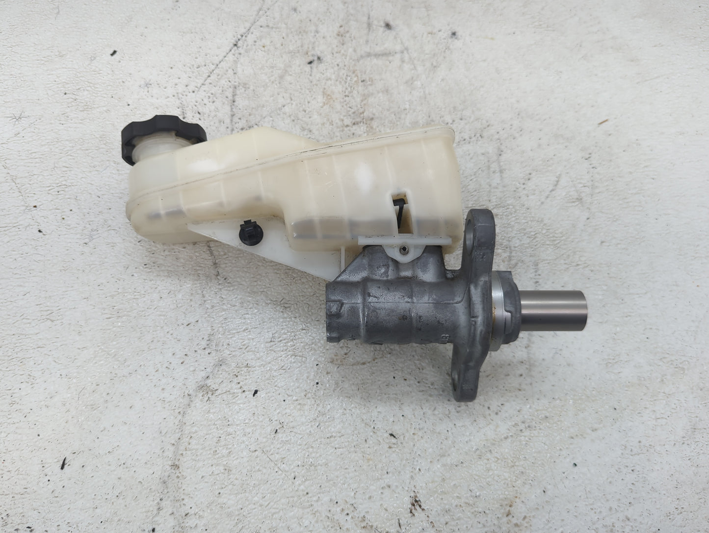 2016-2021 Chevrolet Malibu Brake Master Cylinder 1423304 - Oemusedautoparts1.com