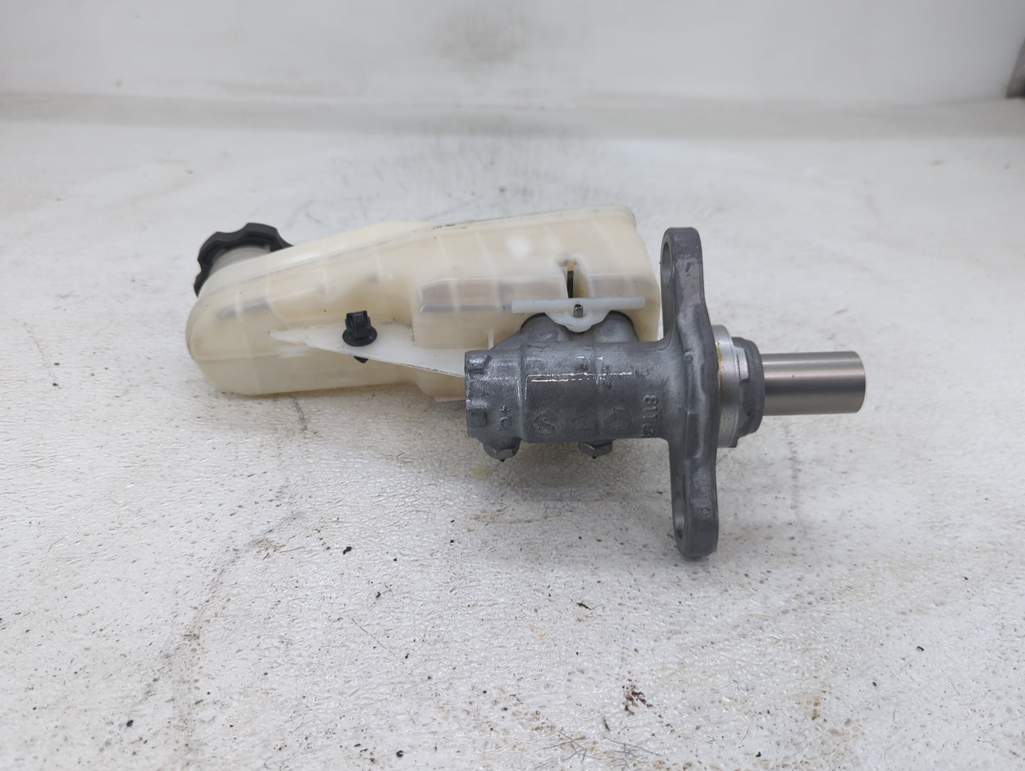 2016-2021 Chevrolet Malibu Brake Master Cylinder 1423304 - Oemusedautoparts1.com