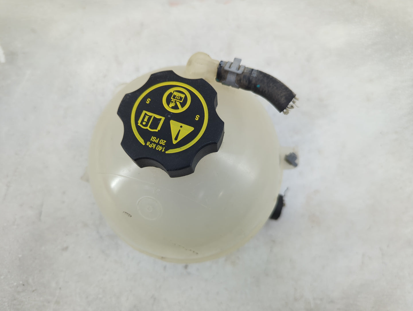 2016 Chevrolet Malibu Radiator Coolant Overflow Expansion Tank Bottle 1433200 - Oemusedautoparts1.com