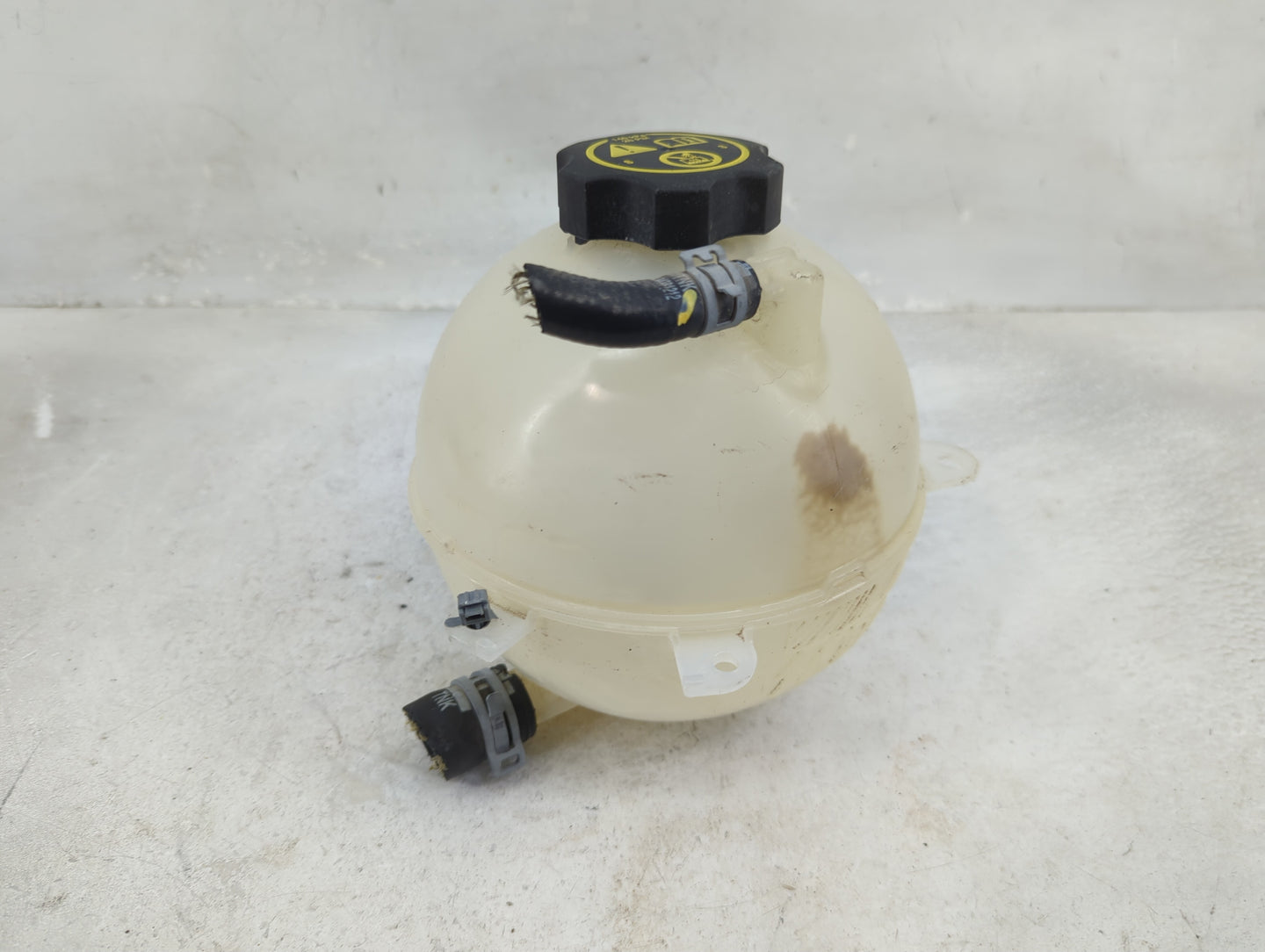 2016 Chevrolet Malibu Radiator Coolant Overflow Expansion Tank Bottle 1433200 - Oemusedautoparts1.com