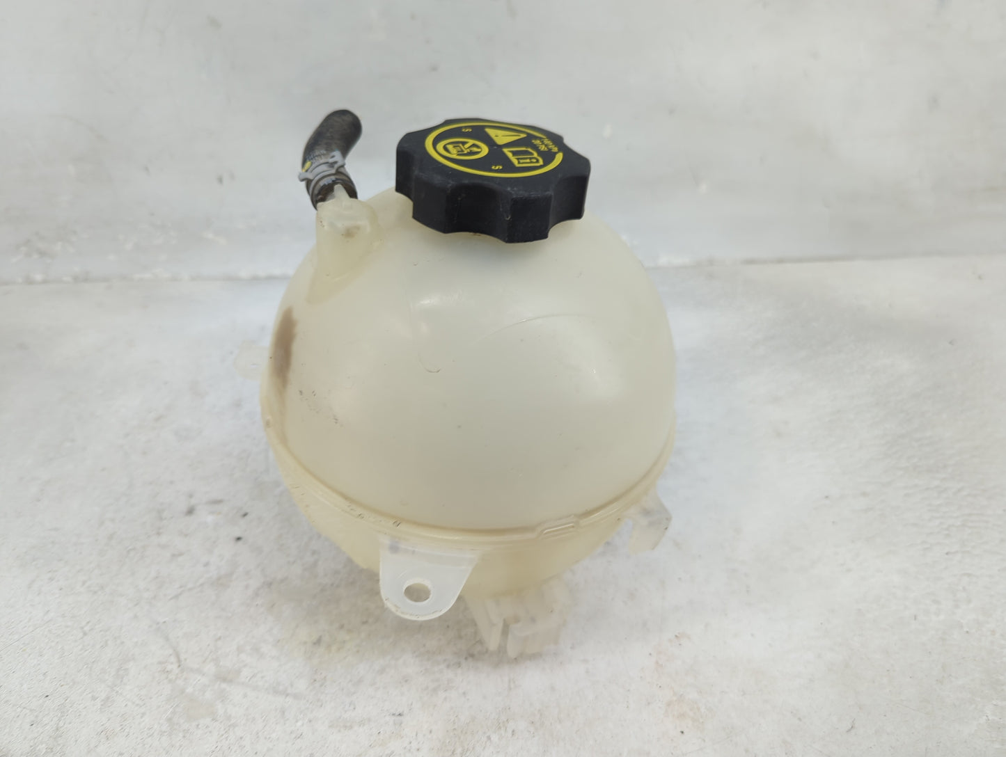 2016 Chevrolet Malibu Radiator Coolant Overflow Expansion Tank Bottle 1433200 - Oemusedautoparts1.com