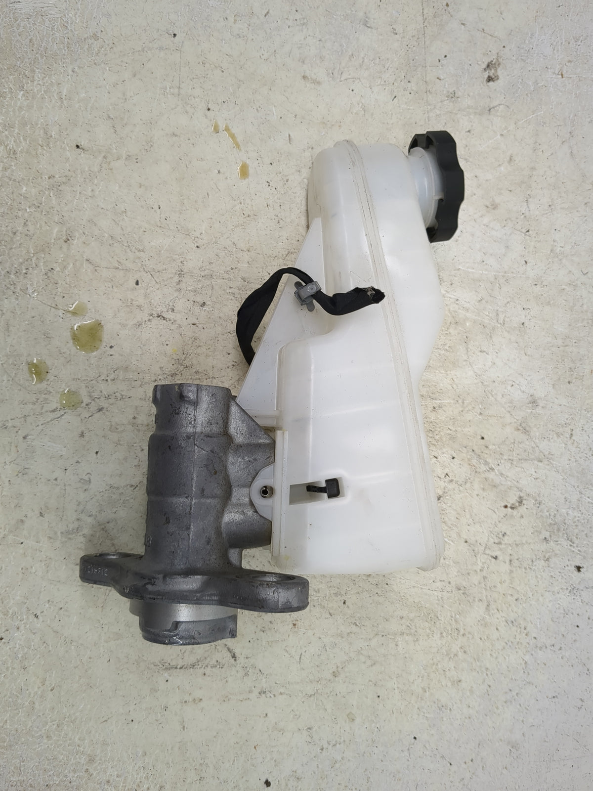 2016-2021 Chevrolet Malibu Brake Master Cylinder 1513128 - Oemusedautoparts1.com