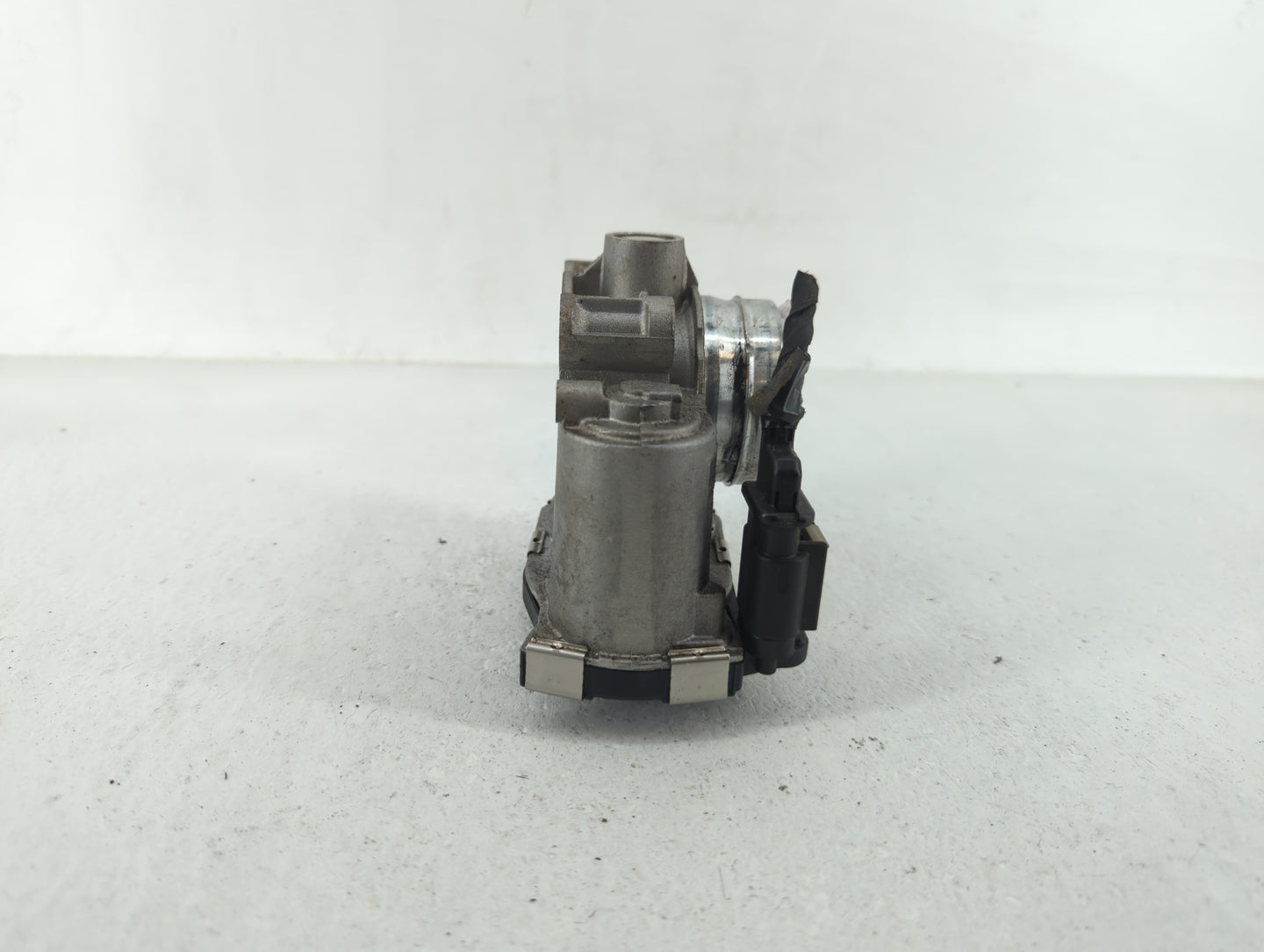 2016-2021 Chevrolet Malibu Throttle Body P/N:12671379AA Fits Fits 2016 2017 2018 2019 2020 2021 2022 OEM Used Auto Parts - O