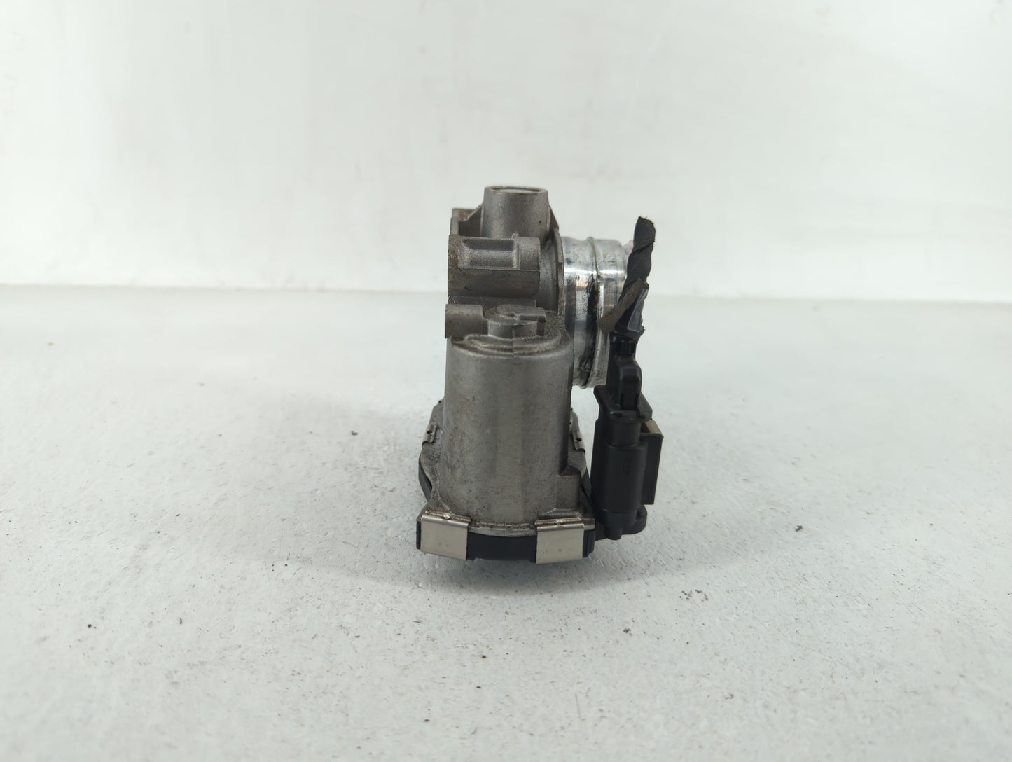 2016-2021 Chevrolet Malibu Throttle Body P/N:12671379AA Fits Fits 2016 2017 2018 2019 2020 2021 2022 OEM Used Auto Parts - O
