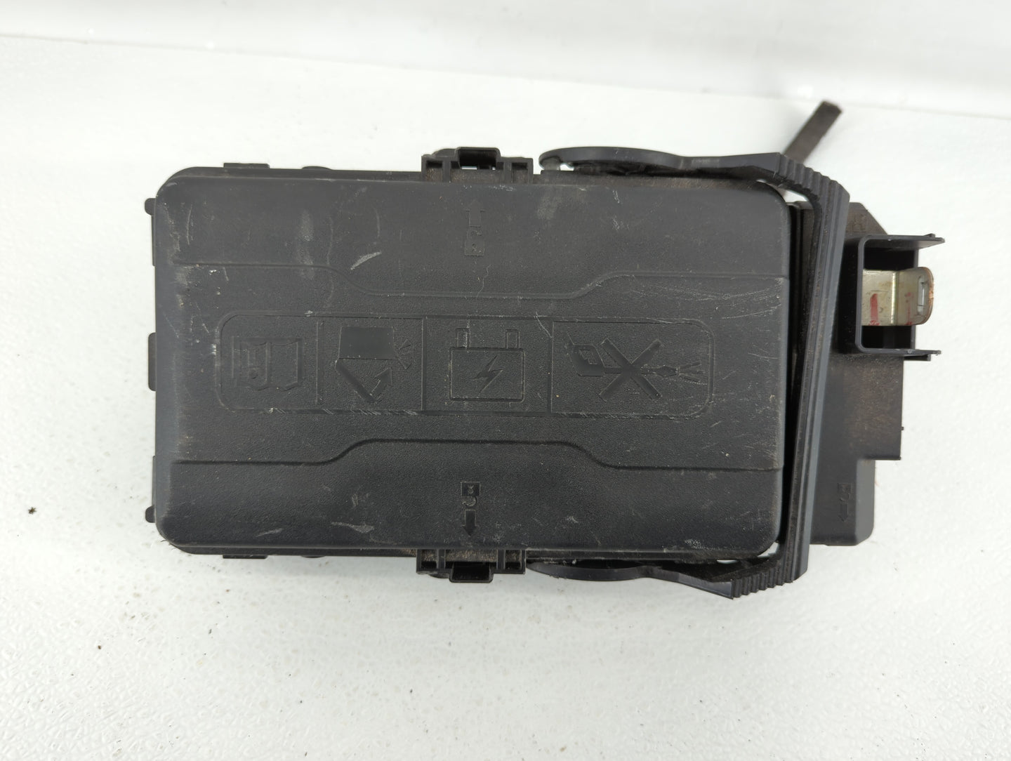 2018-2019 Chevrolet Malibu Fusebox Fuse Box Panel Relay Module P/N:84586305 84586306, 84181106 Fits Fits 2018 2019 OEM Used 