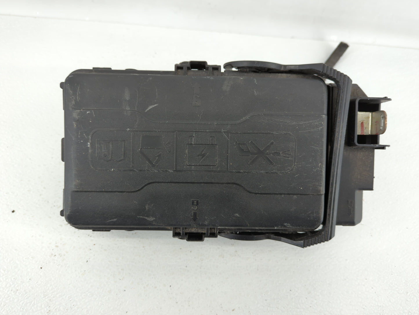 2018-2019 Chevrolet Malibu Fusebox Fuse Box Panel Relay Module P/N:84586305 84586306, 84181106 Fits Fits 2018 2019 OEM Used 