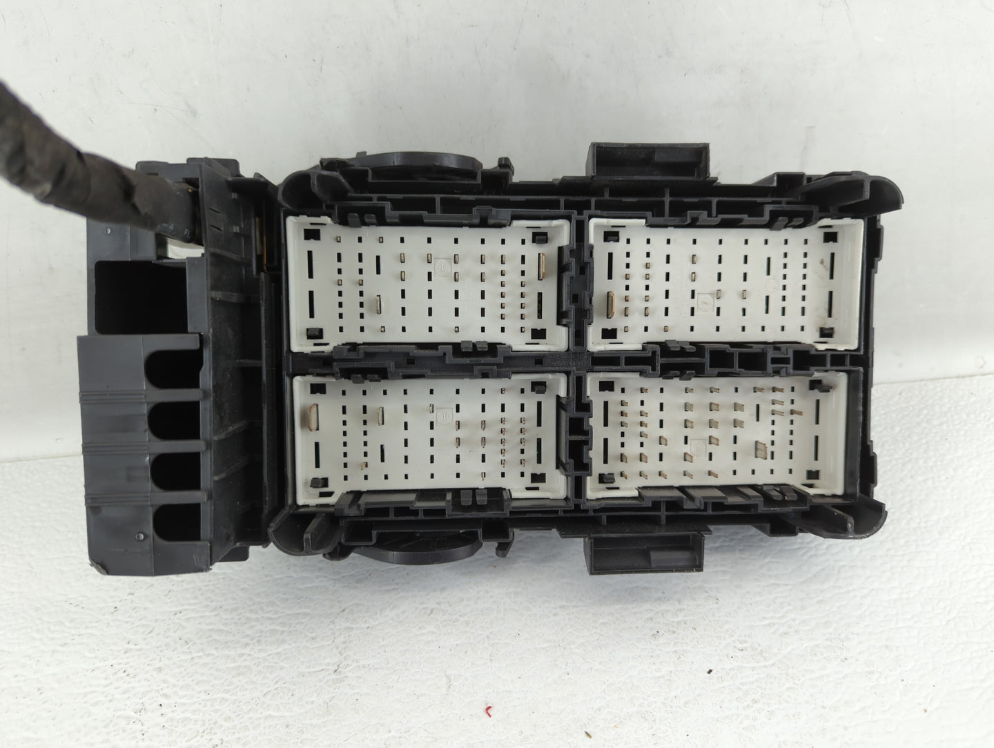 2018-2019 Chevrolet Malibu Fusebox Fuse Box Panel Relay Module P/N:84586305 84586306, 84181106 Fits Fits 2018 2019 OEM Used 