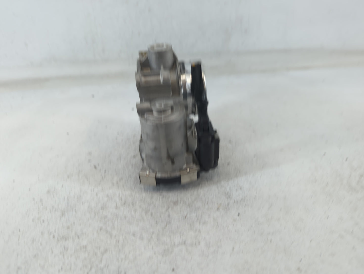 2016-2021 Chevrolet Malibu Throttle Body P/N:12671379AA Fits Fits 2016 2017 2018 2019 2020 2021 2022 OEM Used Auto Parts - O