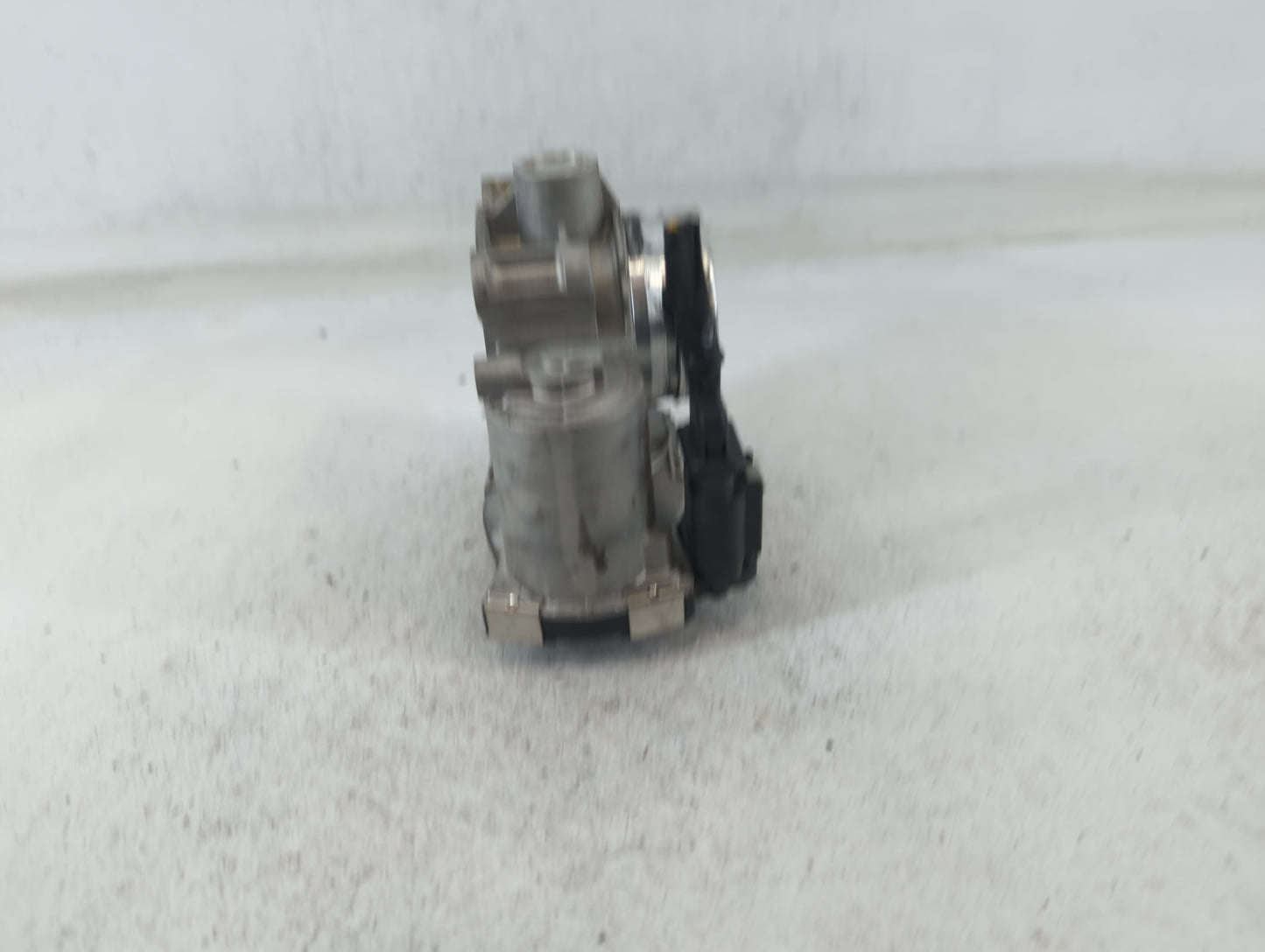 2016-2021 Chevrolet Malibu Throttle Body P/N:12671379AA Fits Fits 2016 2017 2018 2019 2020 2021 2022 OEM Used Auto Parts - O