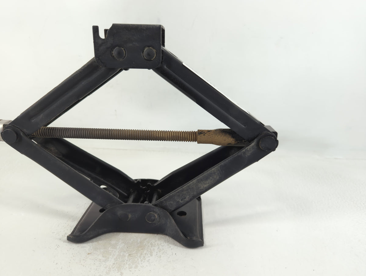 2019 Chevrolet Malibu Spare Scissor Car Jack 748785 - Oemusedautoparts1.com