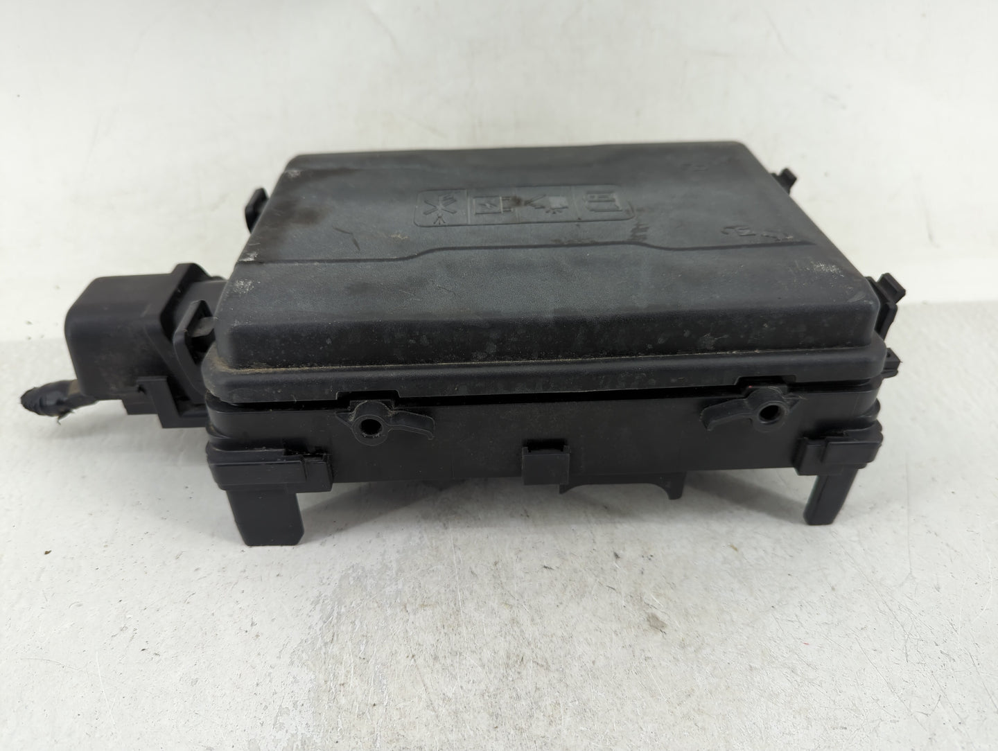 2017-2019 Chevrolet Silverado 1500 Fusebox Fuse Box Panel Relay Module P/N:84303175 Fits Fits 2017 2018 2019 OEM Used Auto P