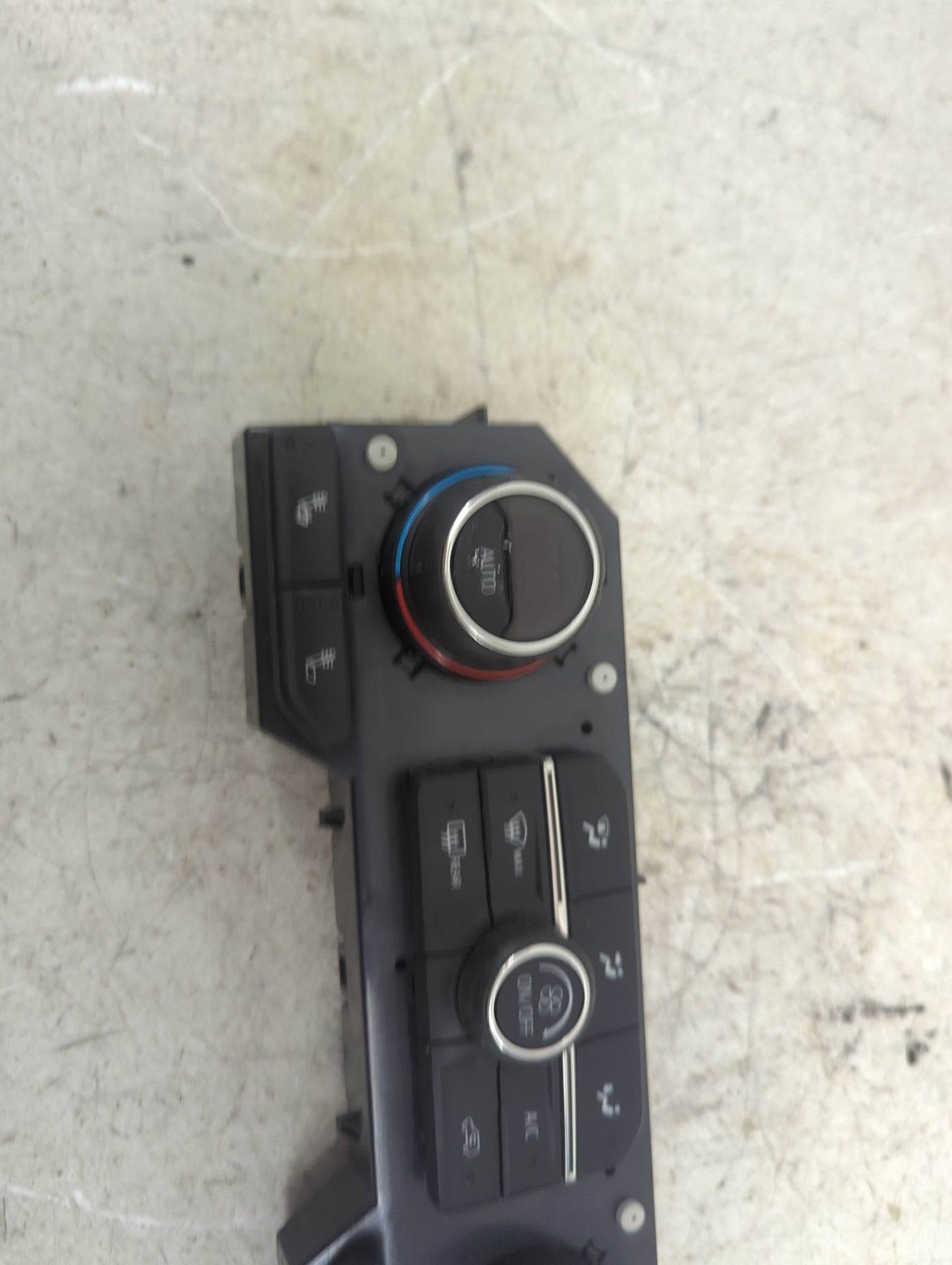 2019 Chevrolet Silverado 1500 Climate Control Module Temperature AC/Heater Replacement Fits Fits 2020 OEM Used Auto Parts - 