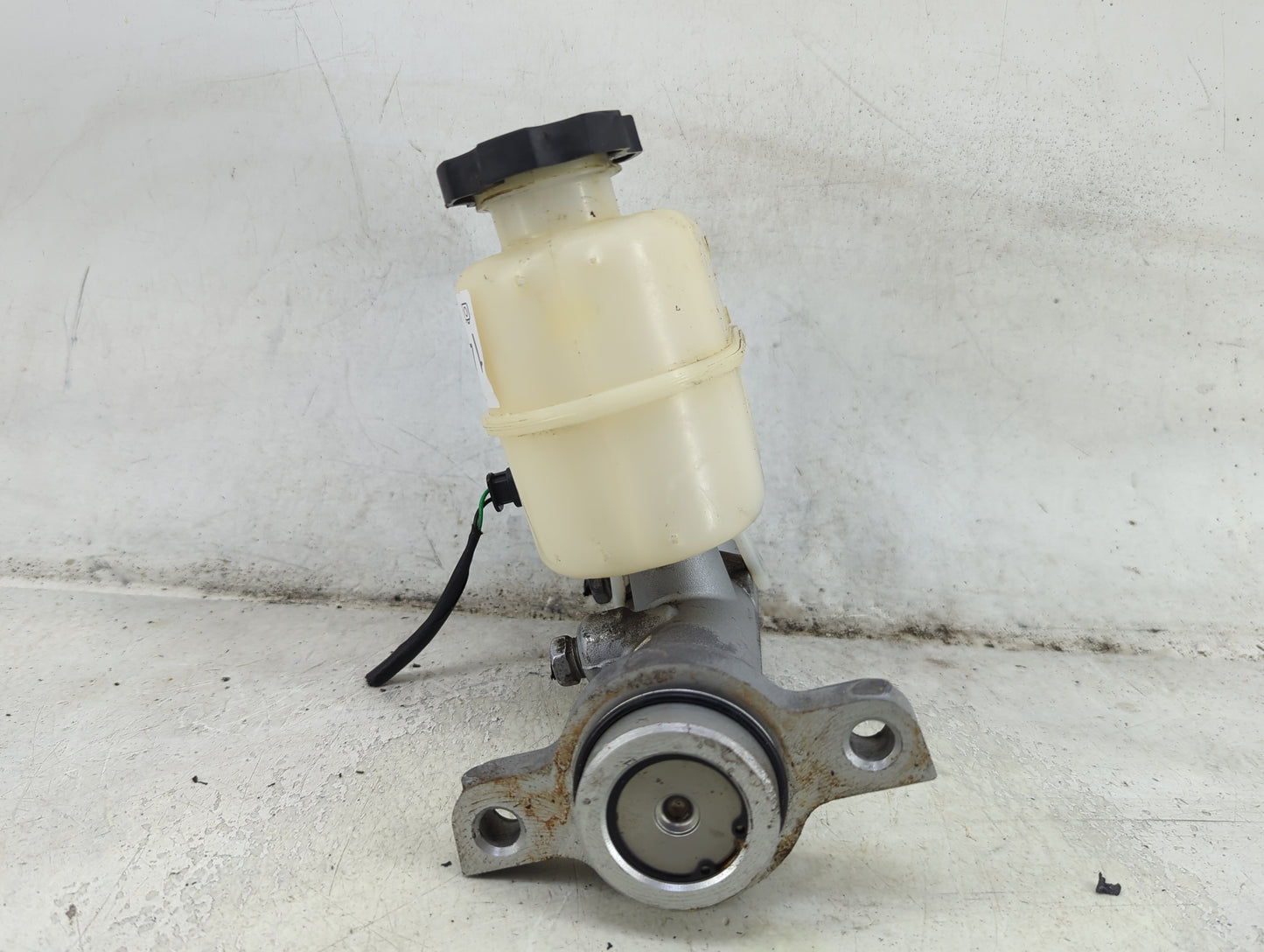 2014-2019 Chevrolet Silverado 1500 Brake Master Cylinder 1492191 - Oemusedautoparts1.com