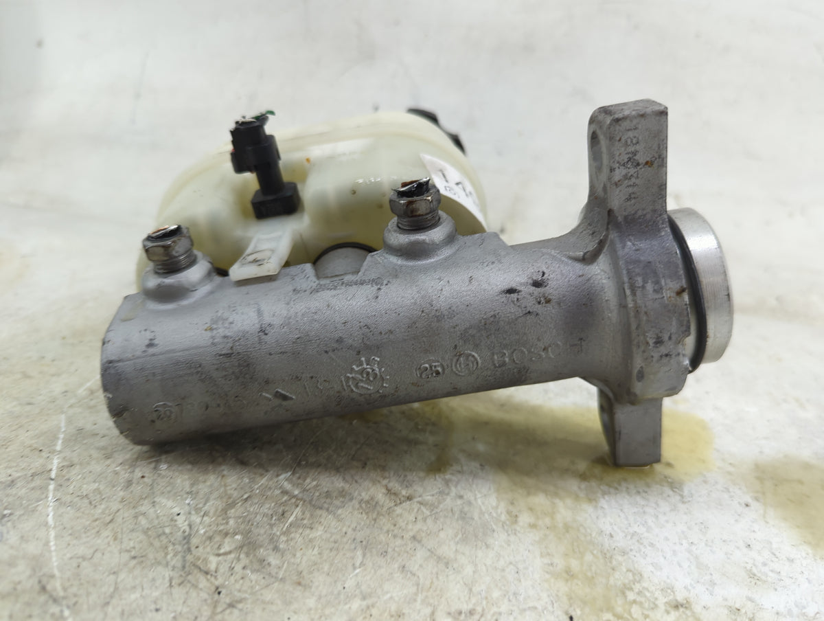 2014-2019 Chevrolet Silverado 1500 Brake Master Cylinder 1496570 - Oemusedautoparts1.com