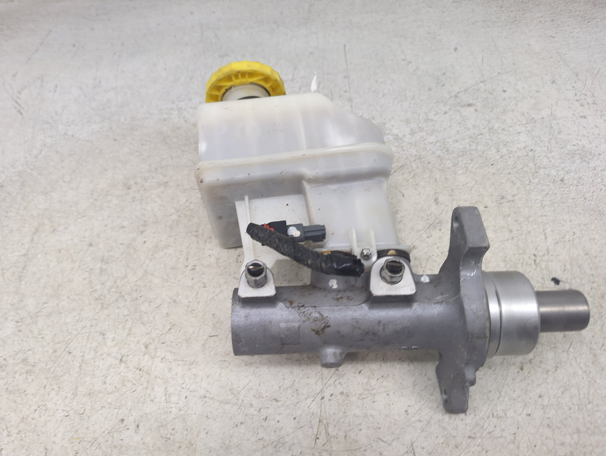 Chevrolet Silverado 1500 Brake Master Cylinder 1498452 - Oemusedautoparts1.com