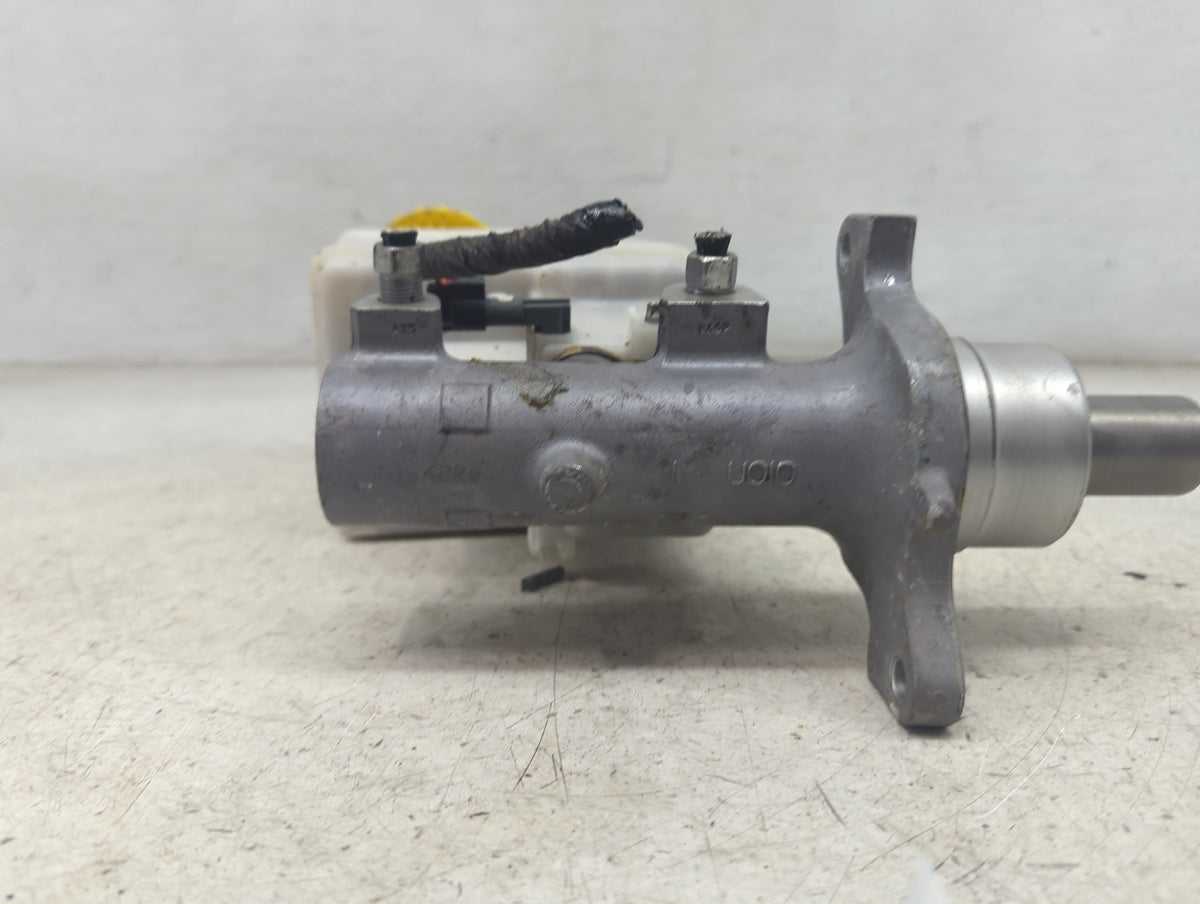Chevrolet Silverado 1500 Brake Master Cylinder 1498452 - Oemusedautoparts1.com