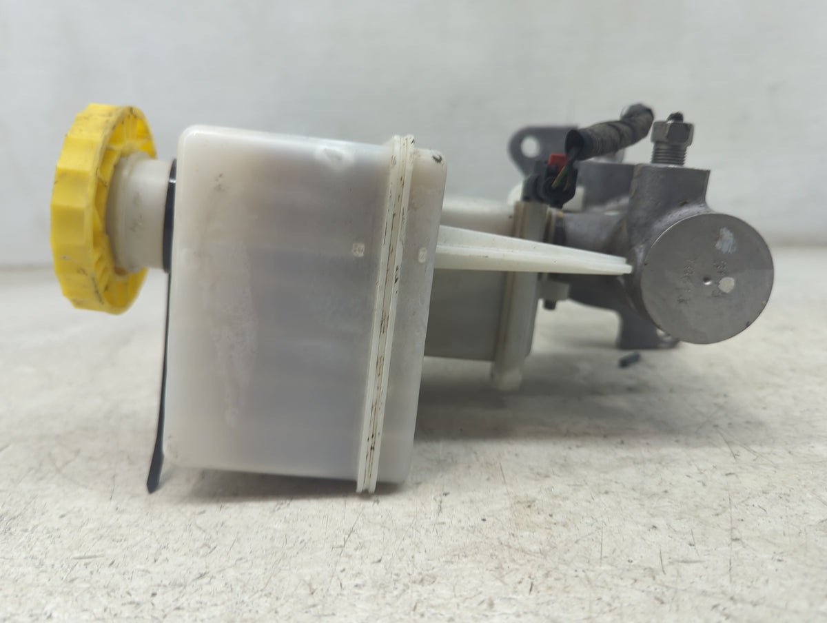 Chevrolet Silverado 1500 Brake Master Cylinder 1498452 - Oemusedautoparts1.com